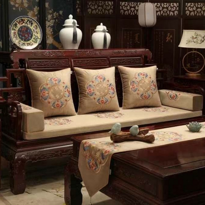 91家纺网 家纺一手货源 找家纺 （总）多米家居 2026新款定制红木-绒布刺绣坐垫、抱枕、桌旗，海绵，乳胶（2-3天货期，定制尺寸联系商家）