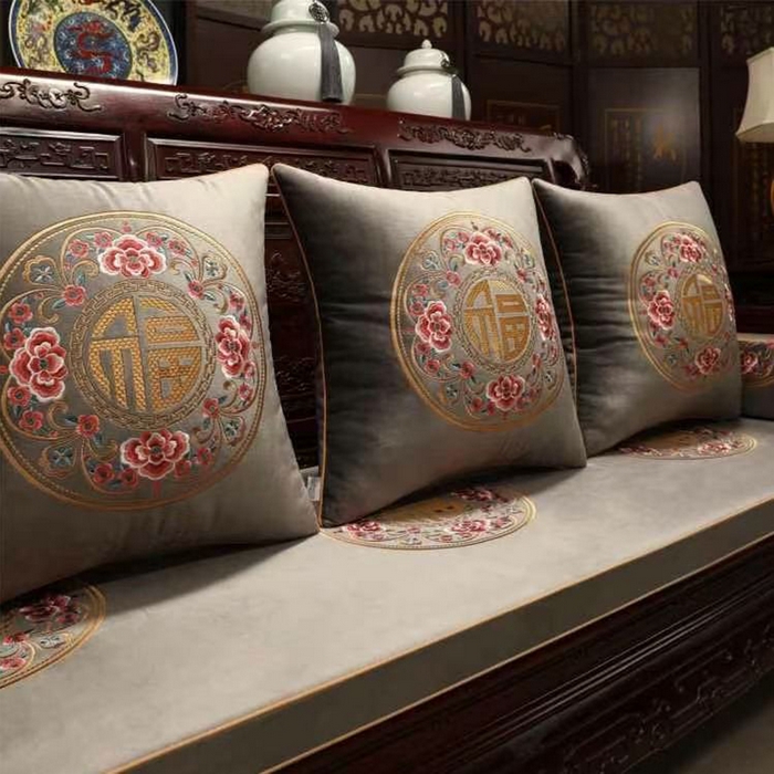 91家纺网 家纺一手货源 找家纺 （总）多米家居 2026新款定制红木-绒布刺绣坐垫、抱枕、桌旗，海绵，乳胶（2-3天货期，定制尺寸联系商家）