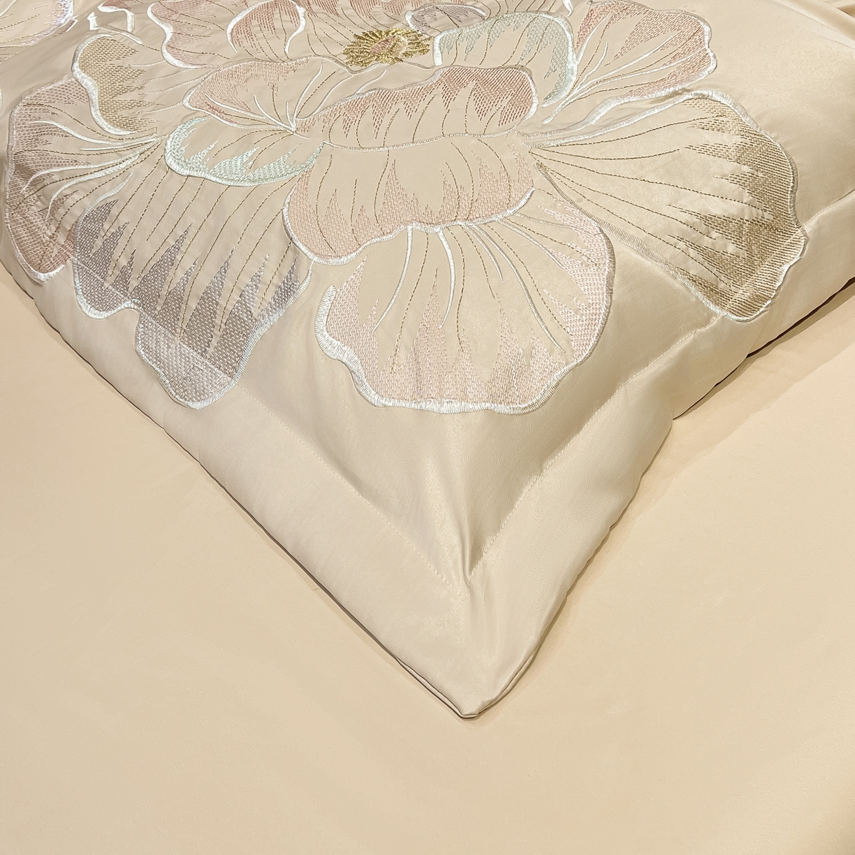 91家纺网 家纺一手货源 找家纺 色鬼布艺高端家居主号 2026新款水洗冰丝刺绣四件套花颜系列 花颜-金咖