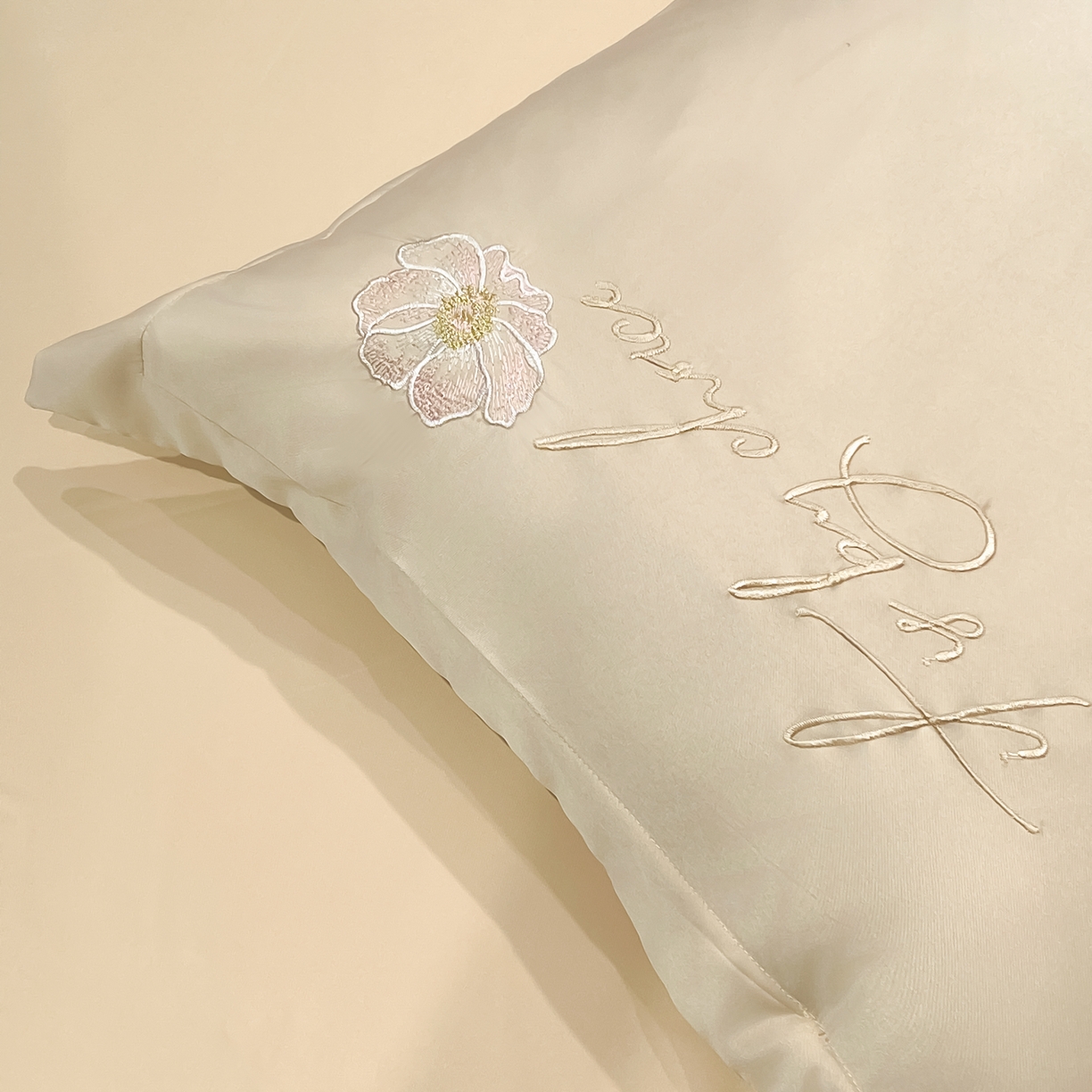 91家纺网 家纺一手货源 找家纺 色鬼布艺高端家居主号 2026新款水洗冰丝刺绣四件套花颜系列 花颜-金咖