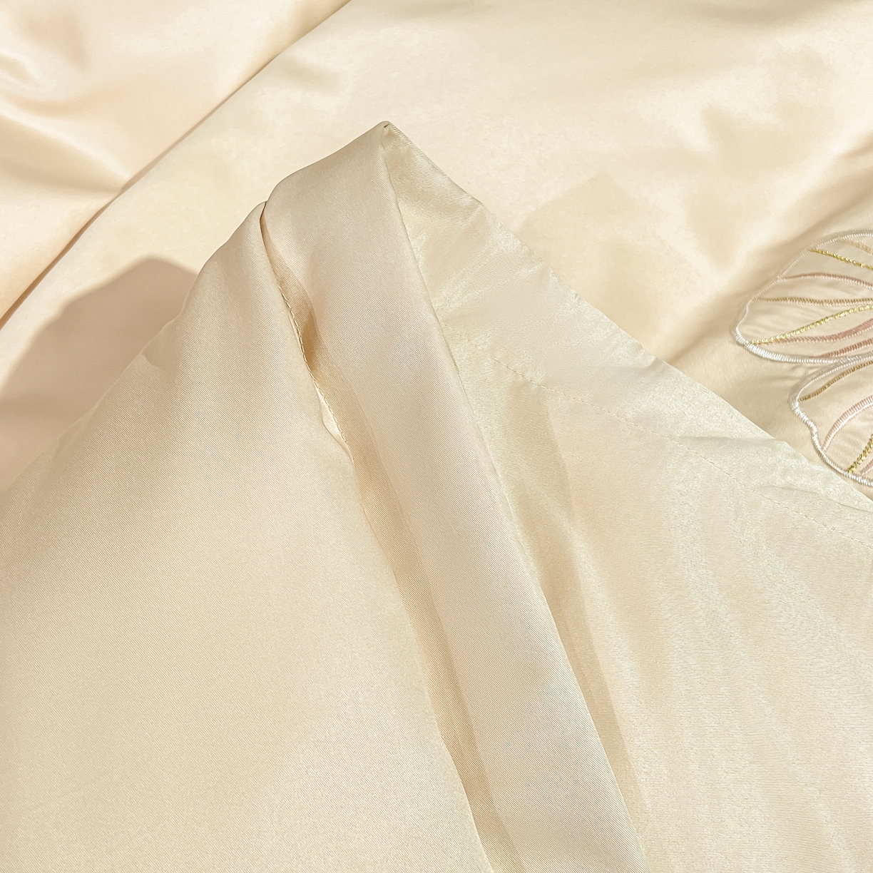 91家纺网 家纺一手货源 找家纺 色鬼布艺高端家居主号 2026新款水洗冰丝刺绣四件套花颜系列 花颜-金咖