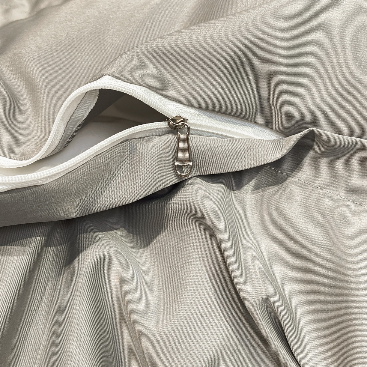 91家纺网 家纺一手货源 找家纺 色鬼布艺高端家居主号 2026新款水洗冰丝刺绣四件套花颜系列 花颜-高级灰