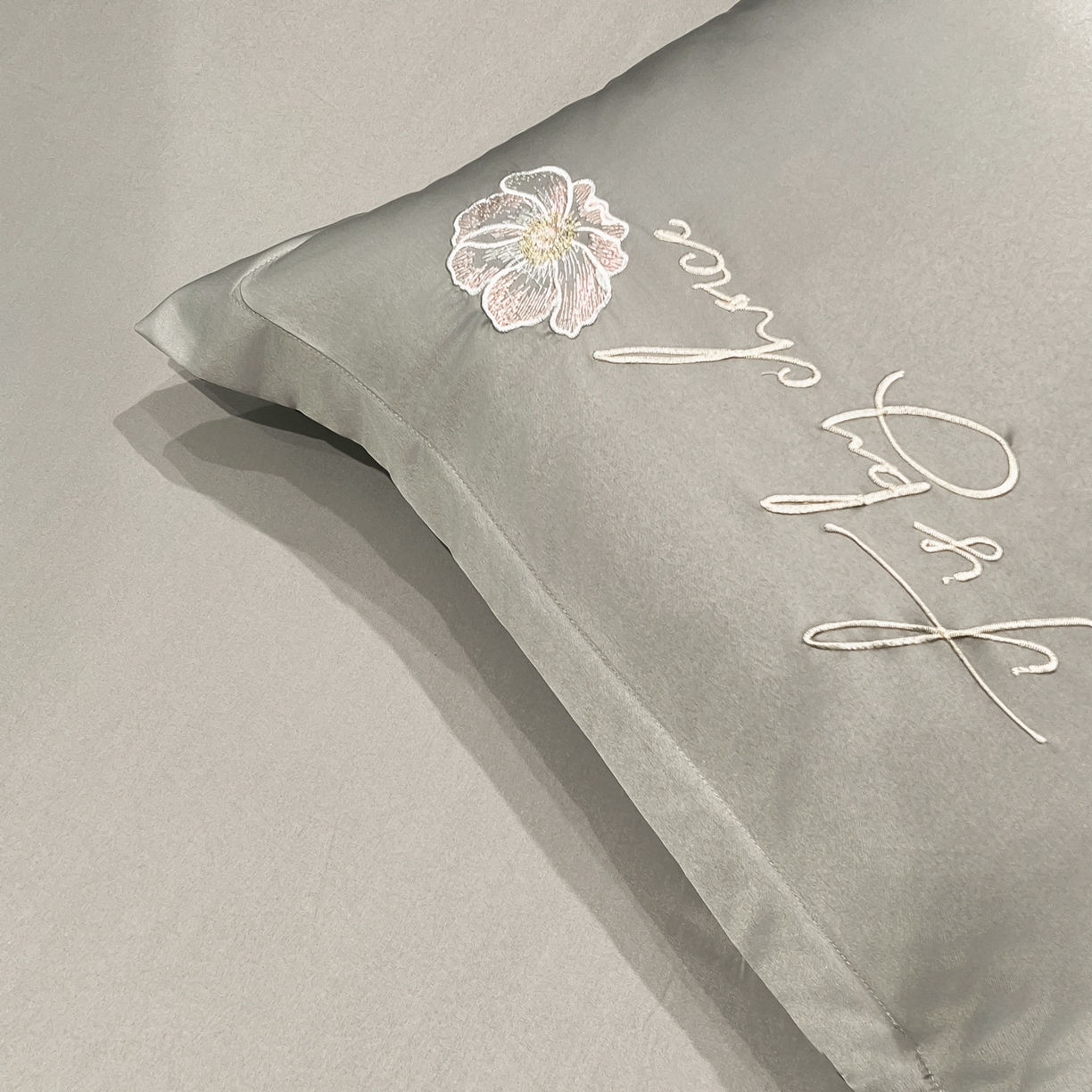 91家纺网 家纺一手货源 找家纺 色鬼布艺高端家居主号 2026新款水洗冰丝刺绣四件套花颜系列 花颜-高级灰