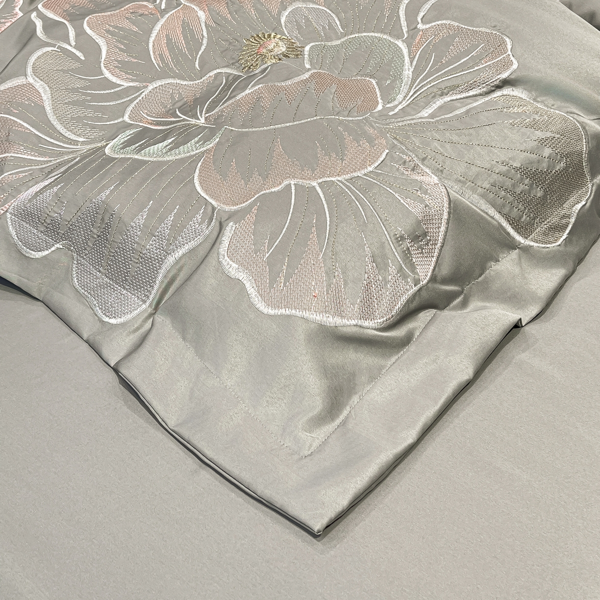 91家纺网 家纺一手货源 找家纺 色鬼布艺高端家居主号 2026新款水洗冰丝刺绣四件套花颜系列 花颜-高级灰