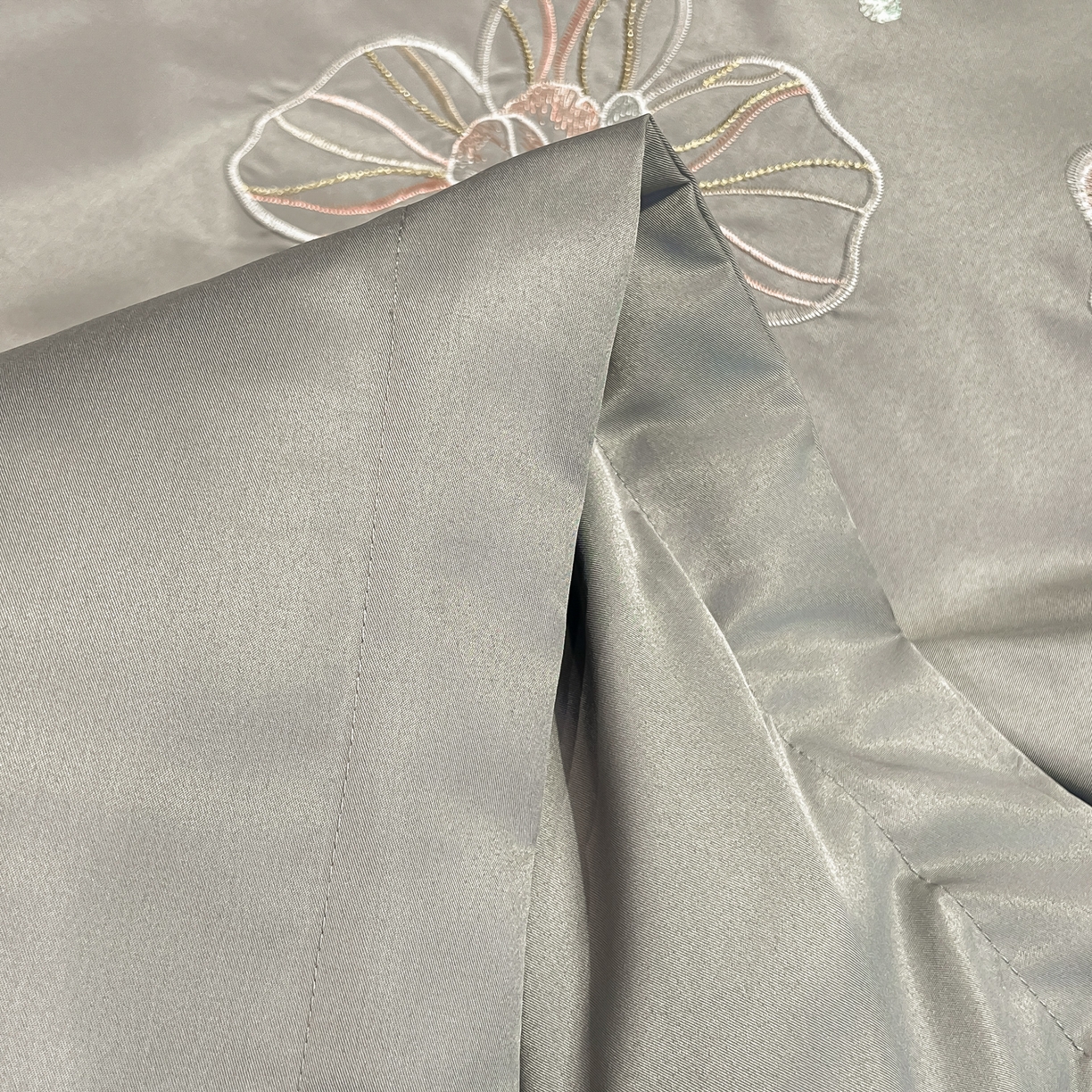 91家纺网 家纺一手货源 找家纺 色鬼布艺高端家居主号 2026新款水洗冰丝刺绣四件套花颜系列 花颜-高级灰