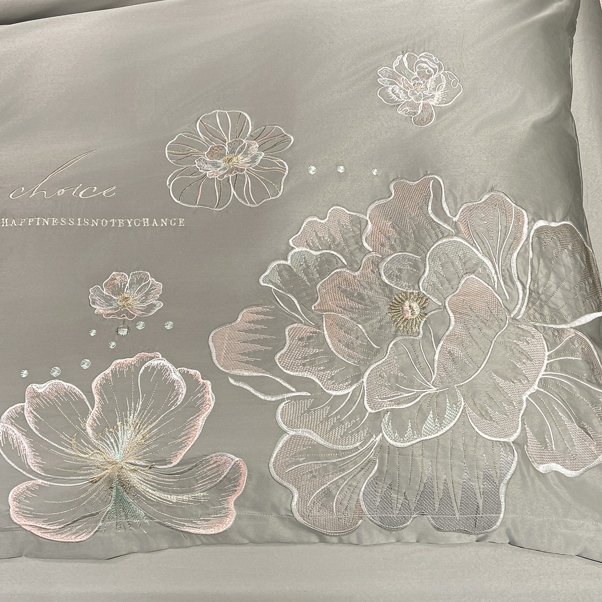 91家纺网 家纺一手货源 找家纺 色鬼布艺高端家居主号 2026新款水洗冰丝刺绣四件套花颜系列 花颜-高级灰