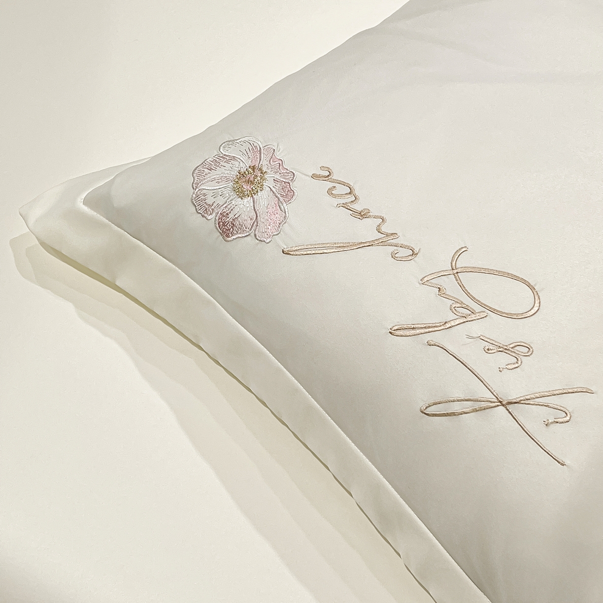 91家纺网 家纺一手货源 找家纺 色鬼布艺高端家居主号 2026新款水洗冰丝刺绣四件套花颜系列 花颜-纯洁白