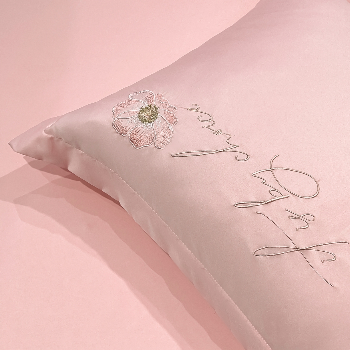 91家纺网 家纺一手货源 找家纺 色鬼布艺高端家居主号 2026新款水洗冰丝刺绣四件套花颜系列 花颜-温柔粉