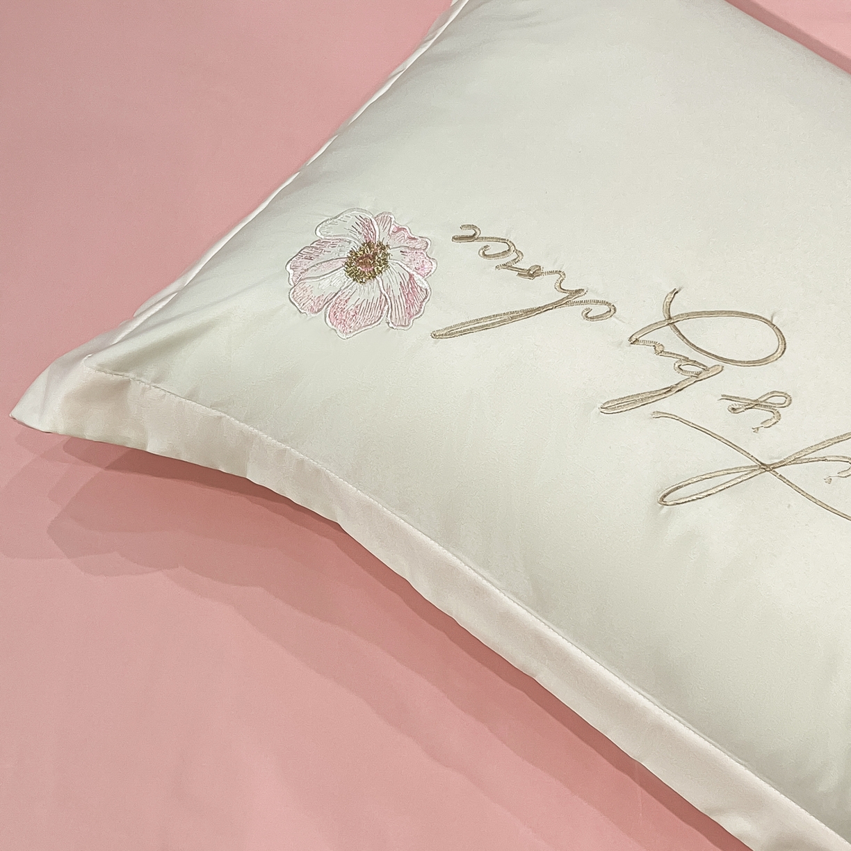 91家纺网 家纺一手货源 找家纺 色鬼布艺高端家居主号 2026新款水洗冰丝刺绣四件套花颜系列 花颜-白桃