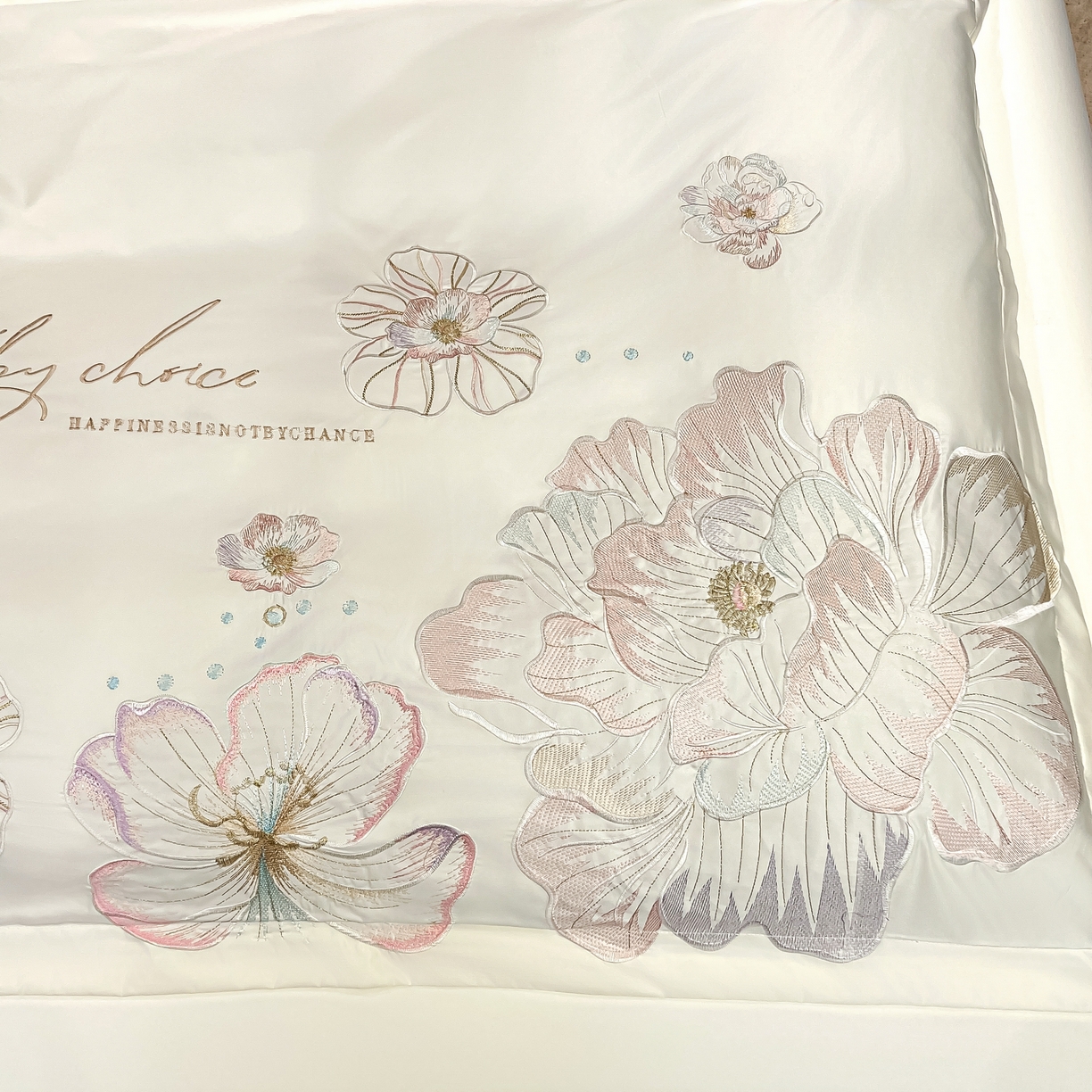 91家纺网 家纺一手货源 找家纺 色鬼布艺高端家居主号 2026新款水洗冰丝刺绣四件套花颜系列 花颜-纯洁白