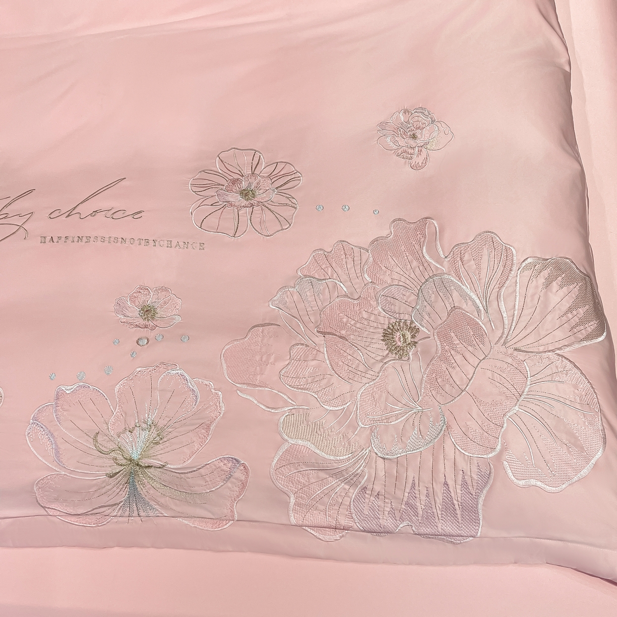 91家纺网 家纺一手货源 找家纺 色鬼布艺高端家居主号 2026新款水洗冰丝刺绣四件套花颜系列 花颜-温柔粉