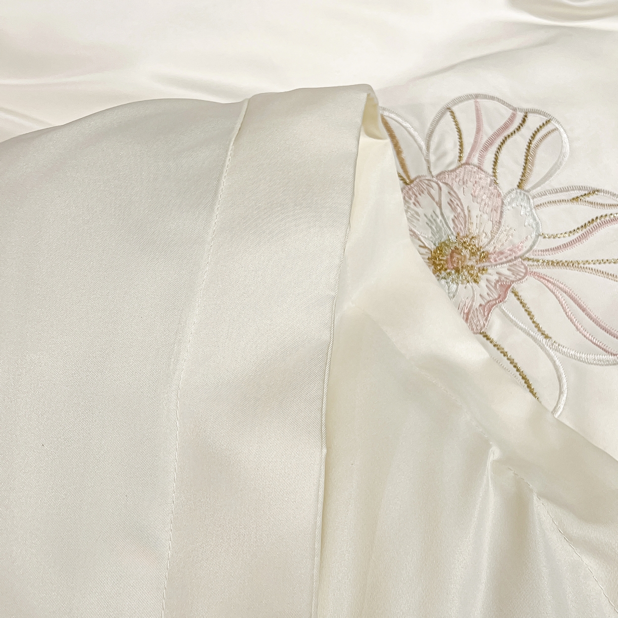 91家纺网 家纺一手货源 找家纺 色鬼布艺高端家居主号 2026新款水洗冰丝刺绣四件套花颜系列 花颜-纯洁白