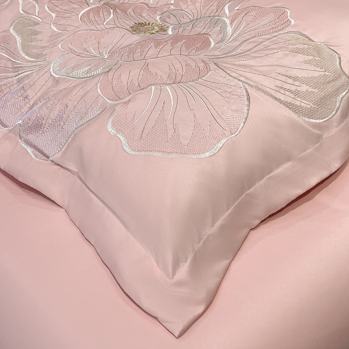 91家纺网 家纺一手货源 找家纺 色鬼布艺高端家居主号 2026新款水洗冰丝刺绣四件套花颜系列 花颜-温柔粉