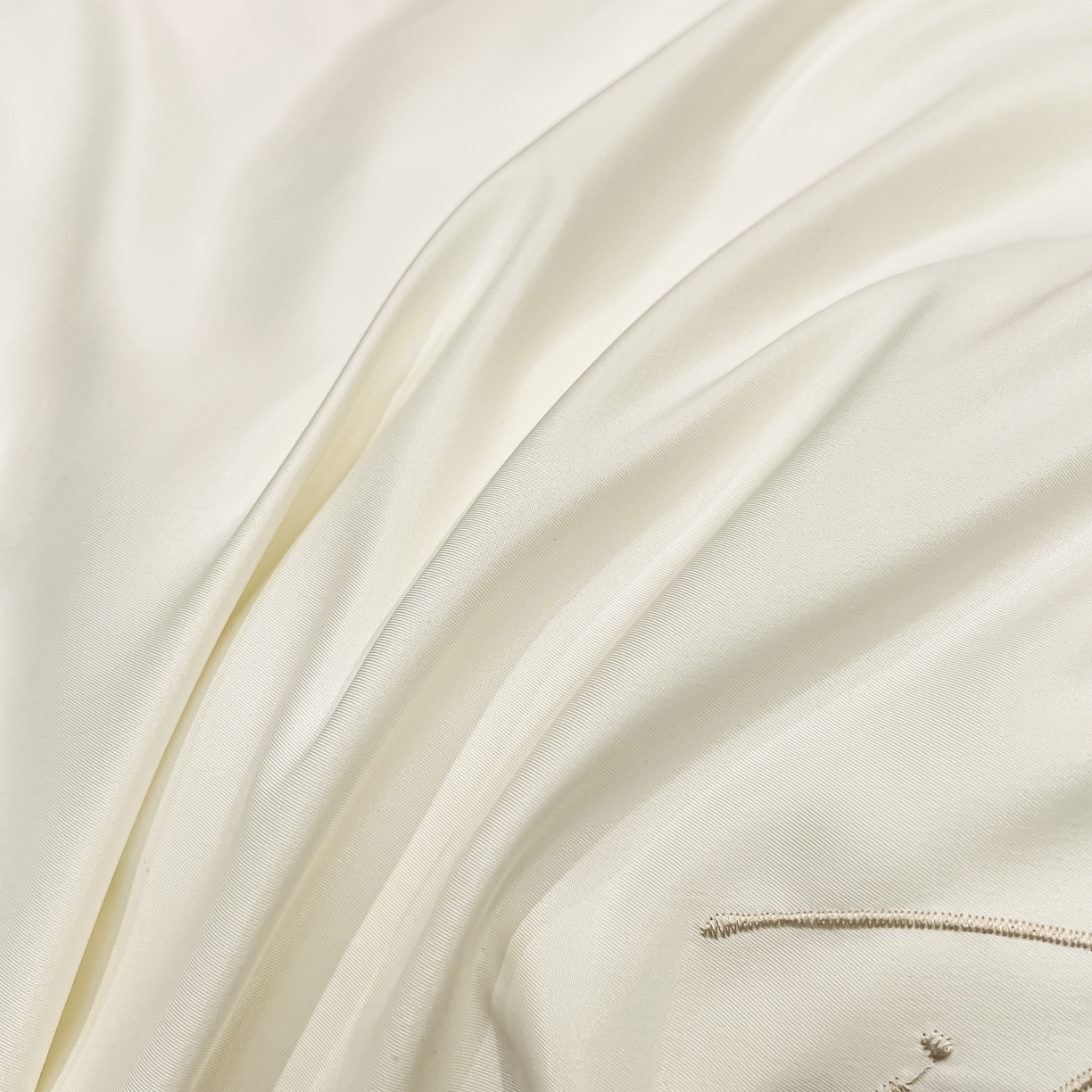 91家纺网 家纺一手货源 找家纺 色鬼布艺高端家居主号 2026新款水洗冰丝刺绣四件套花颜系列 花颜-白桃