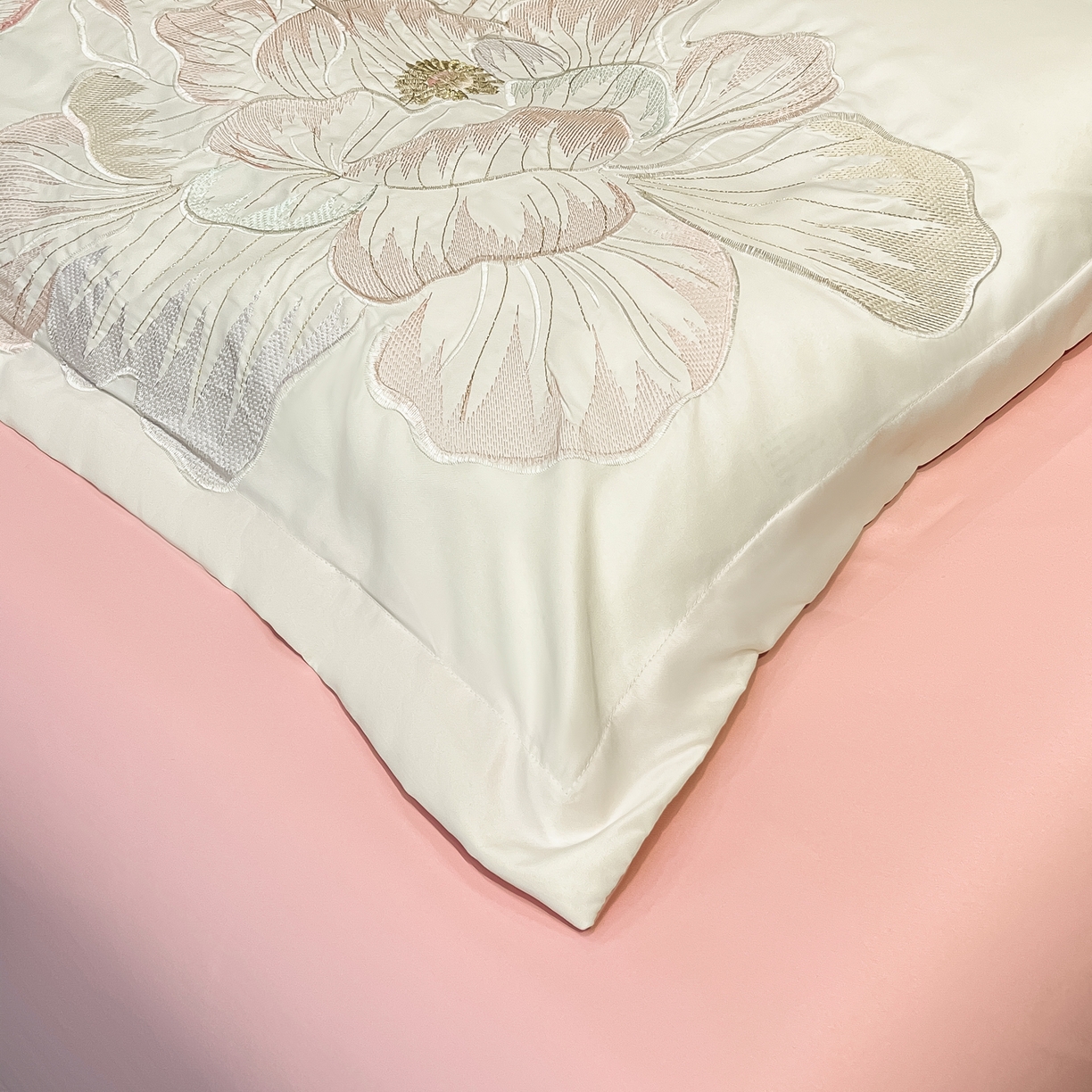 91家纺网 家纺一手货源 找家纺 色鬼布艺高端家居主号 2026新款水洗冰丝刺绣四件套花颜系列 花颜-白桃