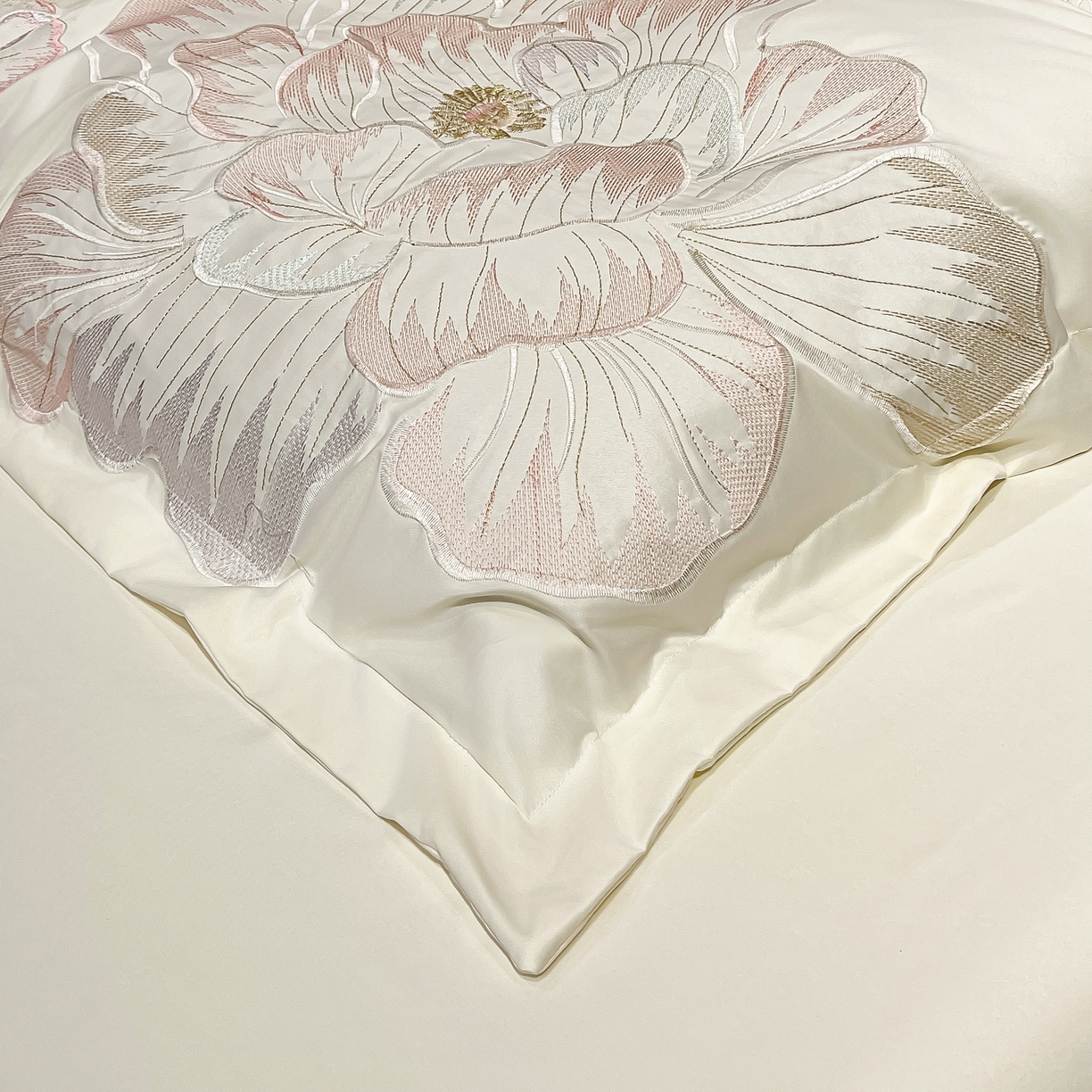 91家纺网 家纺一手货源 找家纺 色鬼布艺高端家居主号 2026新款水洗冰丝刺绣四件套花颜系列 花颜-纯洁白