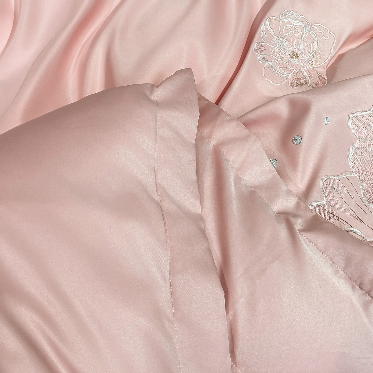 91家纺网 家纺一手货源 找家纺 色鬼布艺高端家居主号 2026新款水洗冰丝刺绣四件套花颜系列 花颜-温柔粉