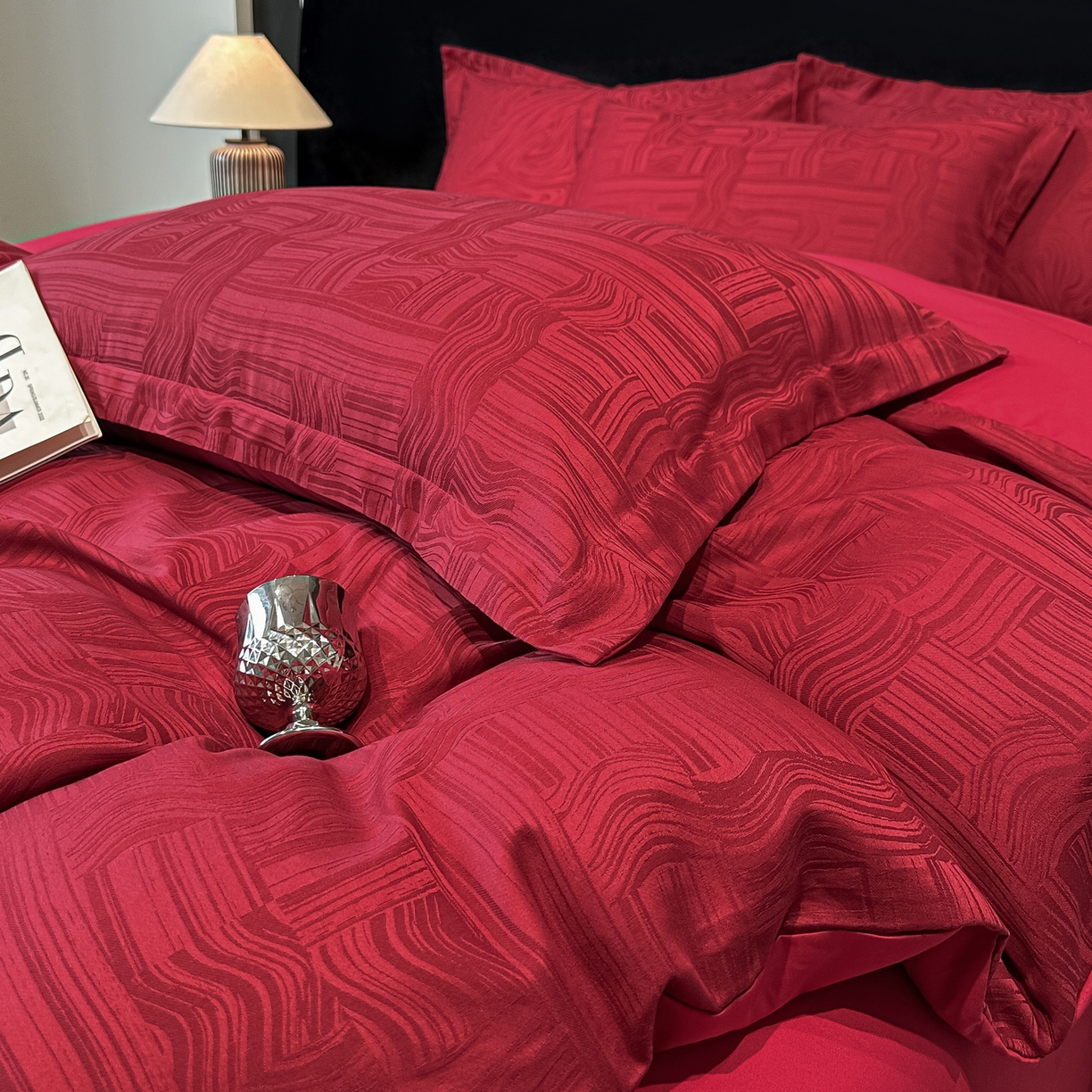 91家纺网 家纺一手货源 找家纺 （总）宅家居 2026新款婚庆系列A类A版60支立体浮雕贡缎提花光泽绸缎感B版长绒棉纯棉四件套