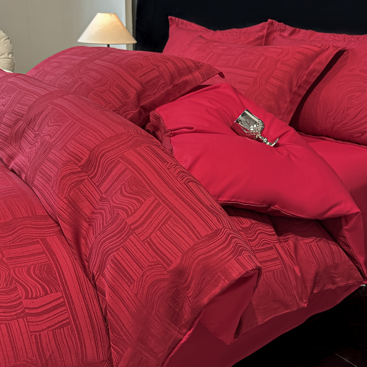 91家纺网 家纺一手货源 找家纺 （总）宅家居 2026新款婚庆系列A类A版60支立体浮雕贡缎提花光泽绸缎感B版长绒棉纯棉四件套