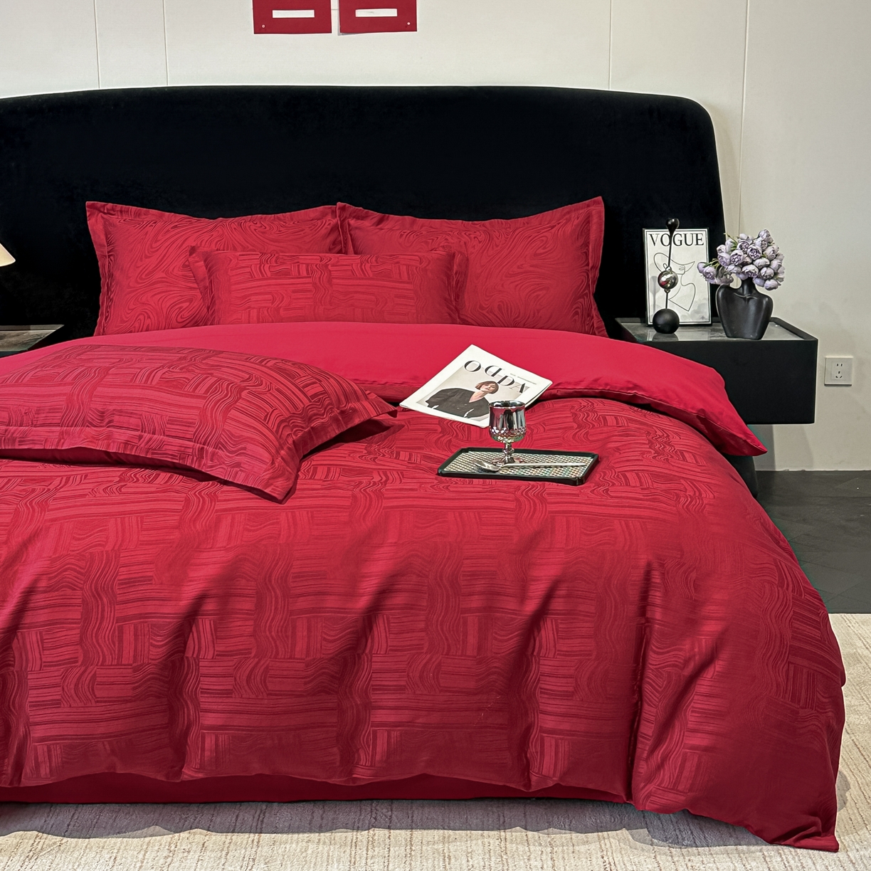 91家纺网 家纺一手货源 找家纺 宅家居 2026新款婚庆系列A类A版60支立体浮雕贡缎提花光泽绸缎感B版长绒棉纯棉四件套 幻纤影-红