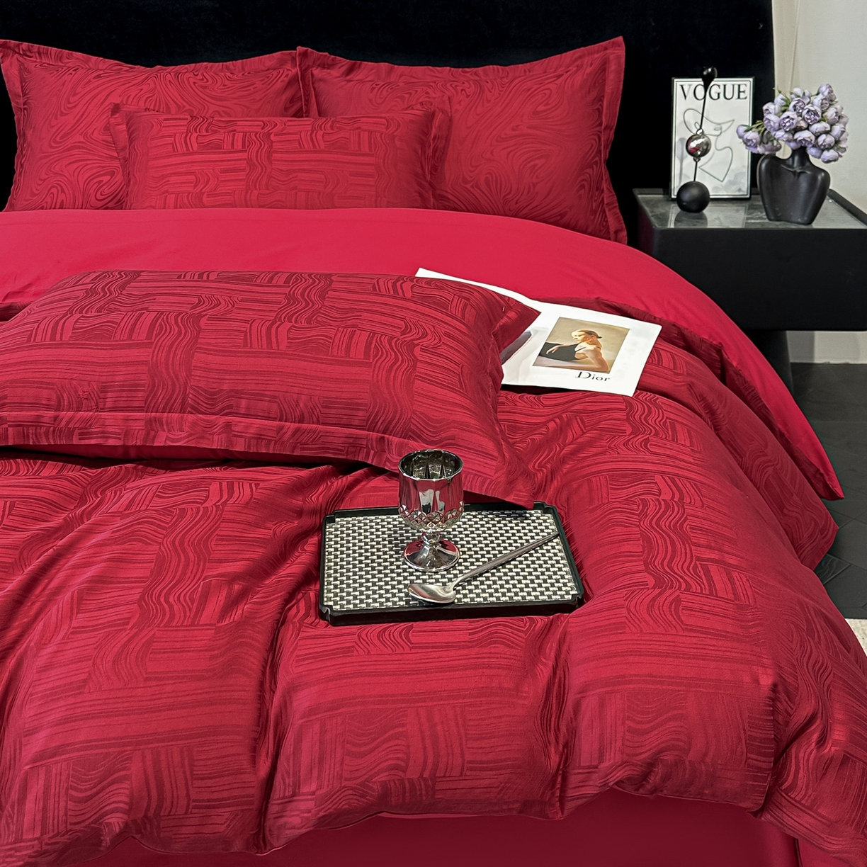 91家纺网 家纺一手货源 找家纺 宅家居 2026新款婚庆系列A类A版60支立体浮雕贡缎提花光泽绸缎感B版长绒棉纯棉四件套 幻纤影-红