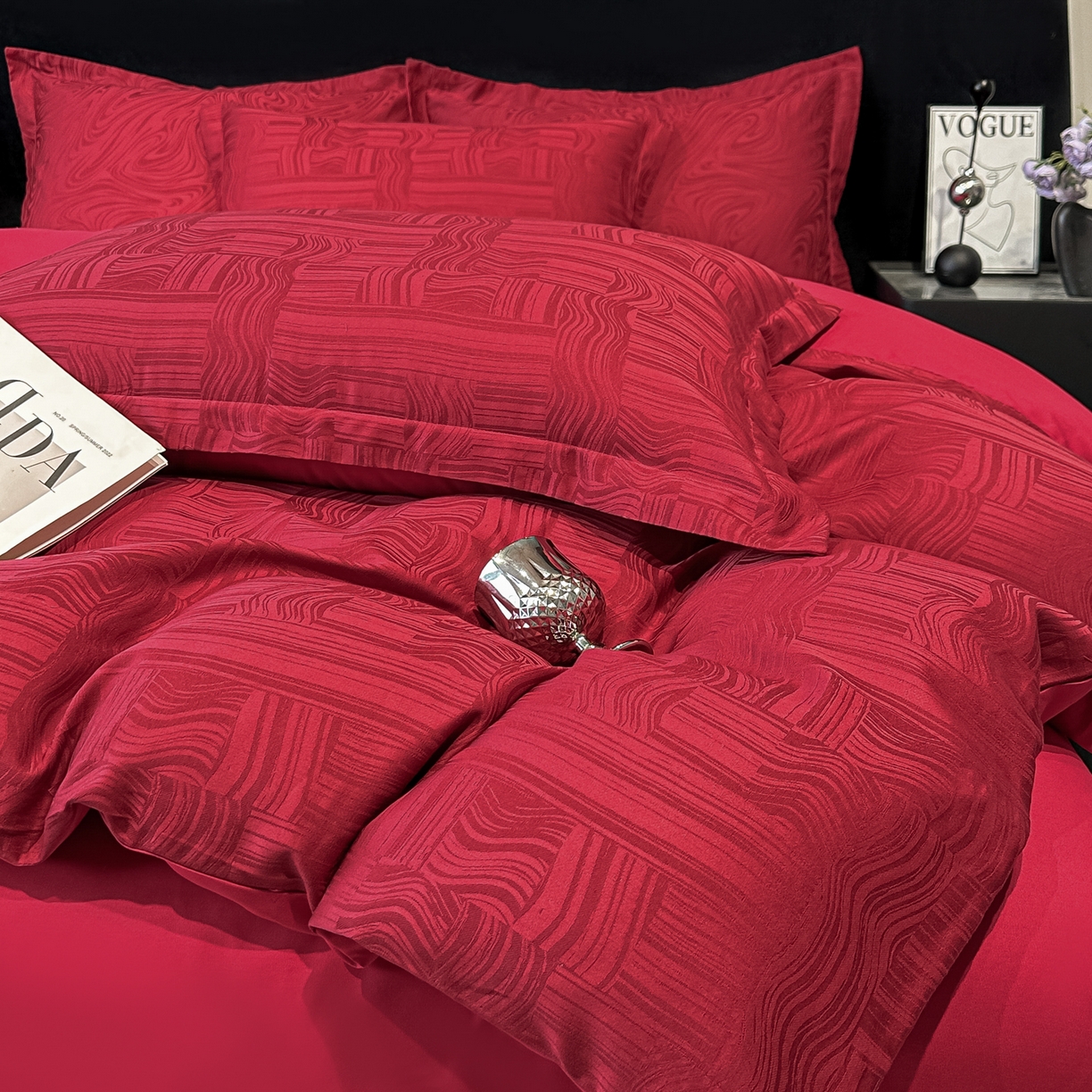 91家纺网 家纺一手货源 找家纺 宅家居 2026新款婚庆系列A类A版60支立体浮雕贡缎提花光泽绸缎感B版长绒棉纯棉四件套 幻纤影-红