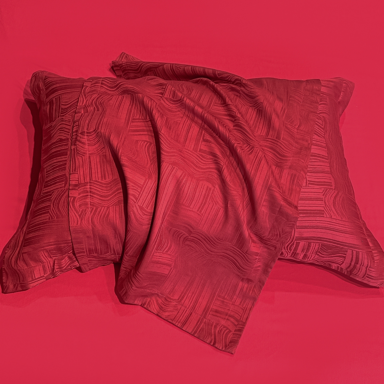 91家纺网 家纺一手货源 找家纺 宅家居 2026新款婚庆系列A类A版60支立体浮雕贡缎提花光泽绸缎感B版长绒棉纯棉四件套 幻纤影-红