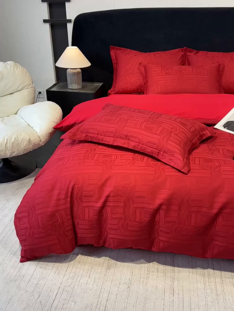 91家纺网 家纺一手货源 找家纺 宅家居 2026新款婚庆系列A类A版60支立体浮雕贡缎提花光泽绸缎感B版长绒棉纯棉四件套 幻纤影-红