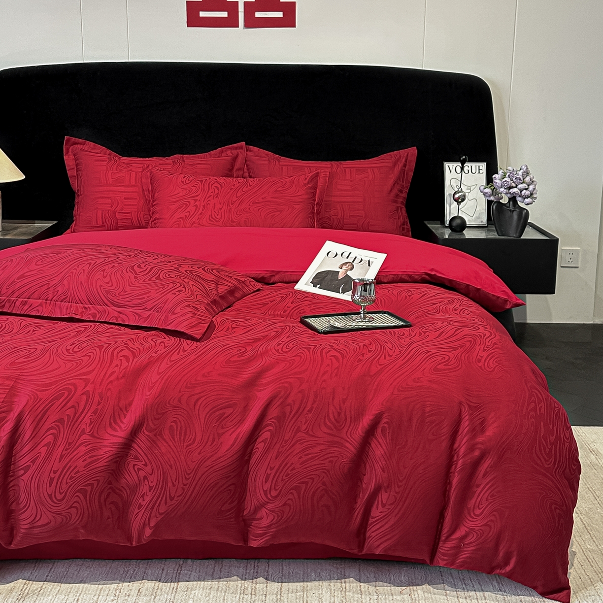 91家纺网 家纺一手货源 找家纺 宅家居 2026新款婚庆系列A类A版60支立体浮雕贡缎提花光泽绸缎感B版长绒棉纯棉四件套 凯迪娜-红