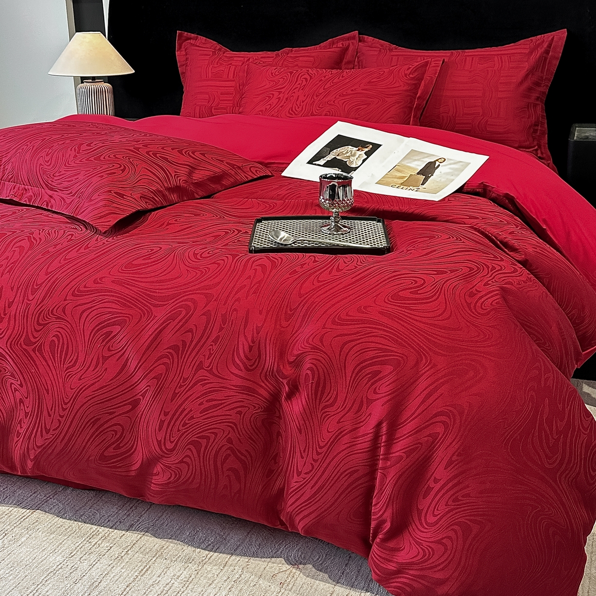 91家纺网 家纺一手货源 找家纺 宅家居 2026新款婚庆系列A类A版60支立体浮雕贡缎提花光泽绸缎感B版长绒棉纯棉四件套 凯迪娜-红