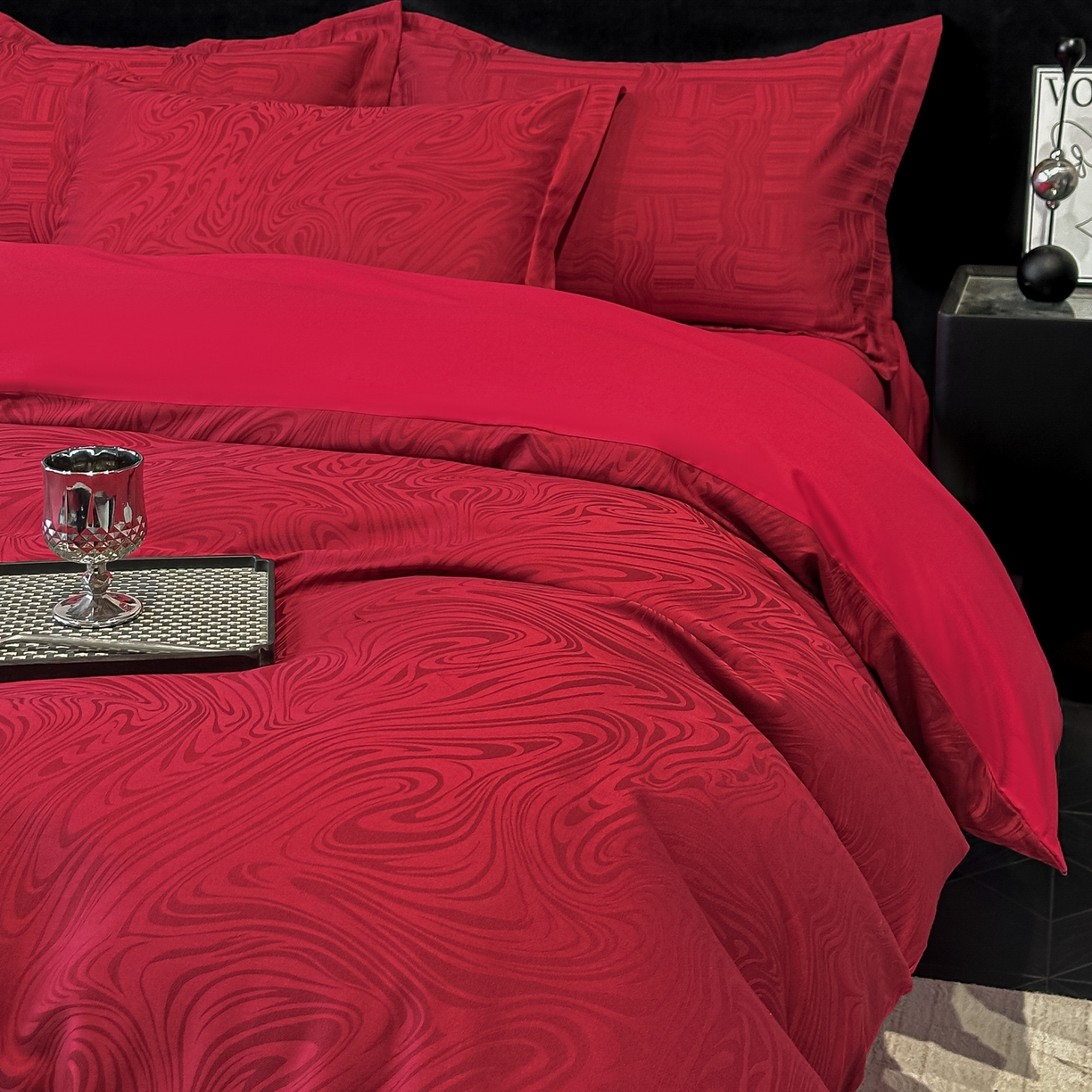 91家纺网 家纺一手货源 找家纺 宅家居 2026新款婚庆系列A类A版60支立体浮雕贡缎提花光泽绸缎感B版长绒棉纯棉四件套 凯迪娜-红