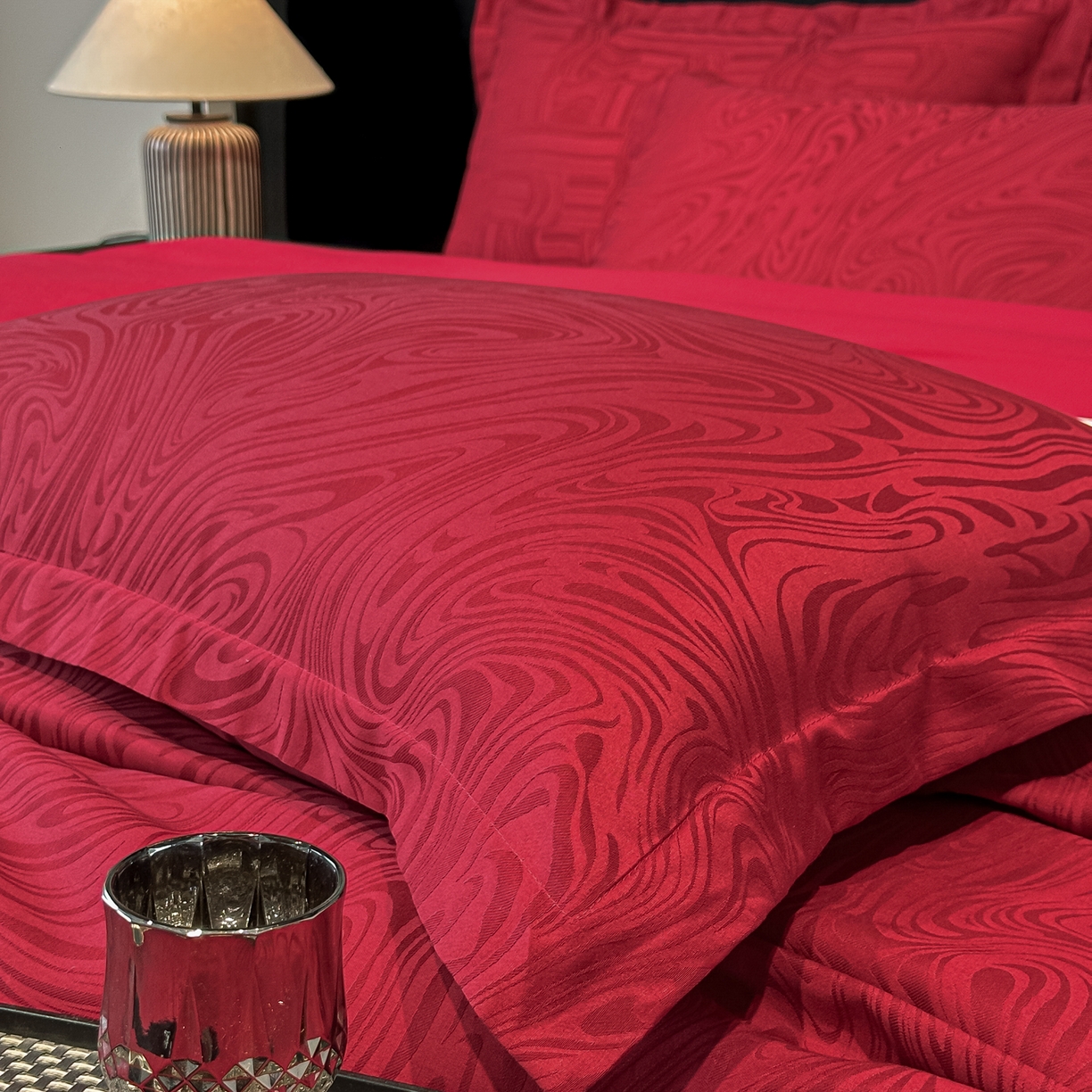 91家纺网 家纺一手货源 找家纺 宅家居 2026新款婚庆系列A类A版60支立体浮雕贡缎提花光泽绸缎感B版长绒棉纯棉四件套 凯迪娜-红