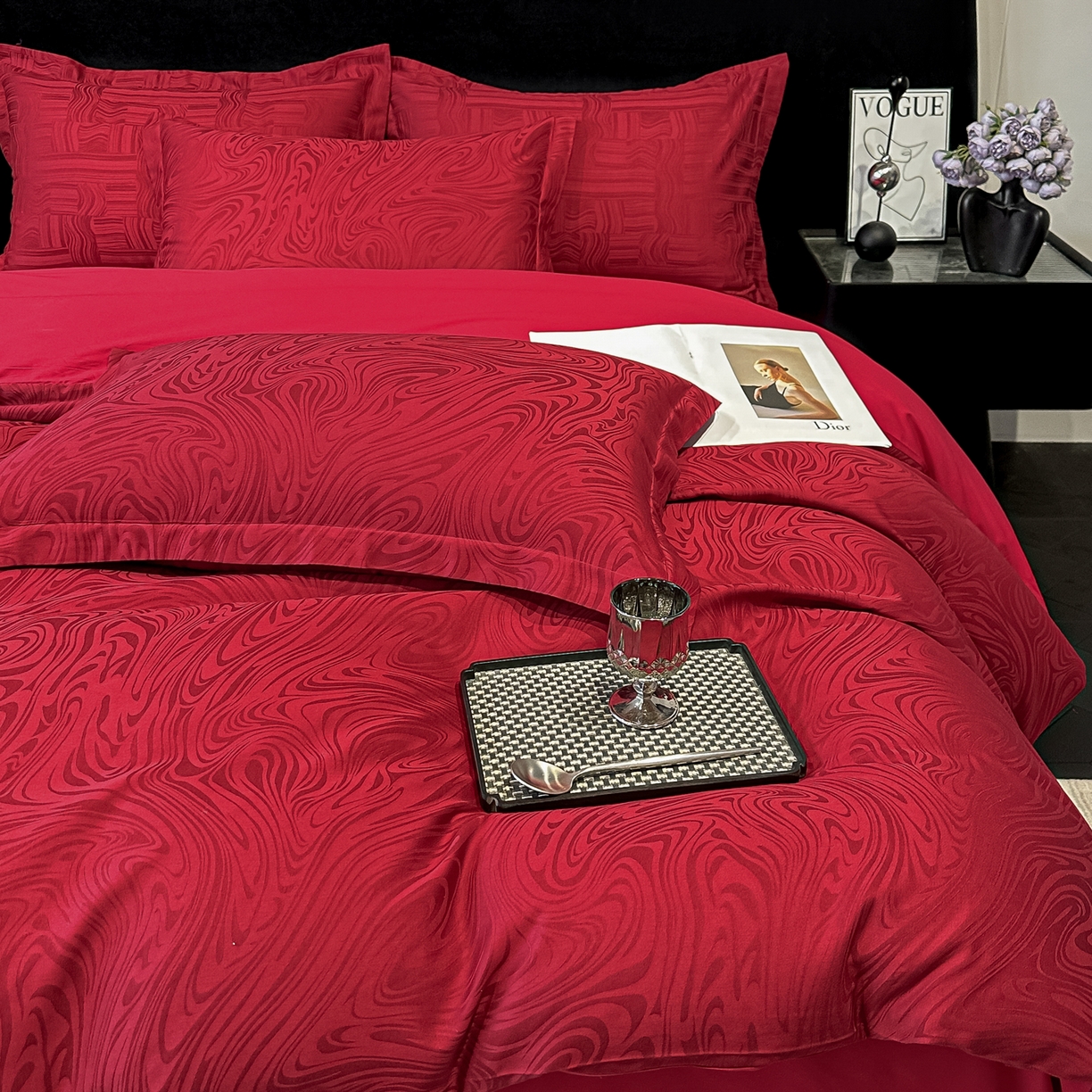 91家纺网 家纺一手货源 找家纺 宅家居 2026新款婚庆系列A类A版60支立体浮雕贡缎提花光泽绸缎感B版长绒棉纯棉四件套 凯迪娜-红