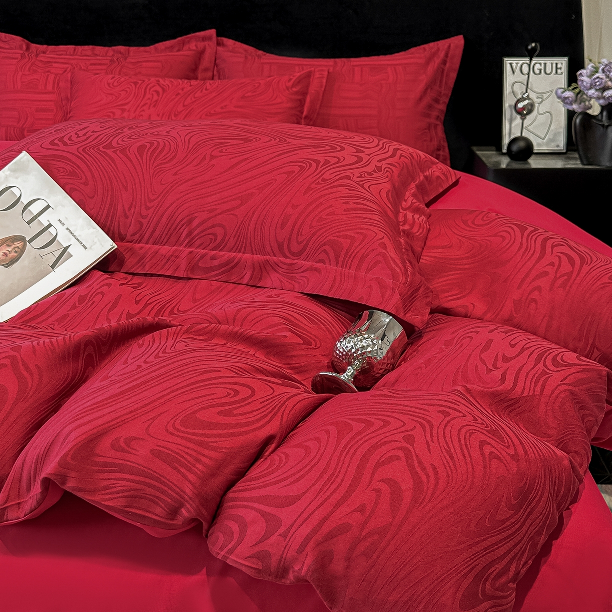91家纺网 家纺一手货源 找家纺 宅家居 2026新款婚庆系列A类A版60支立体浮雕贡缎提花光泽绸缎感B版长绒棉纯棉四件套 凯迪娜-红
