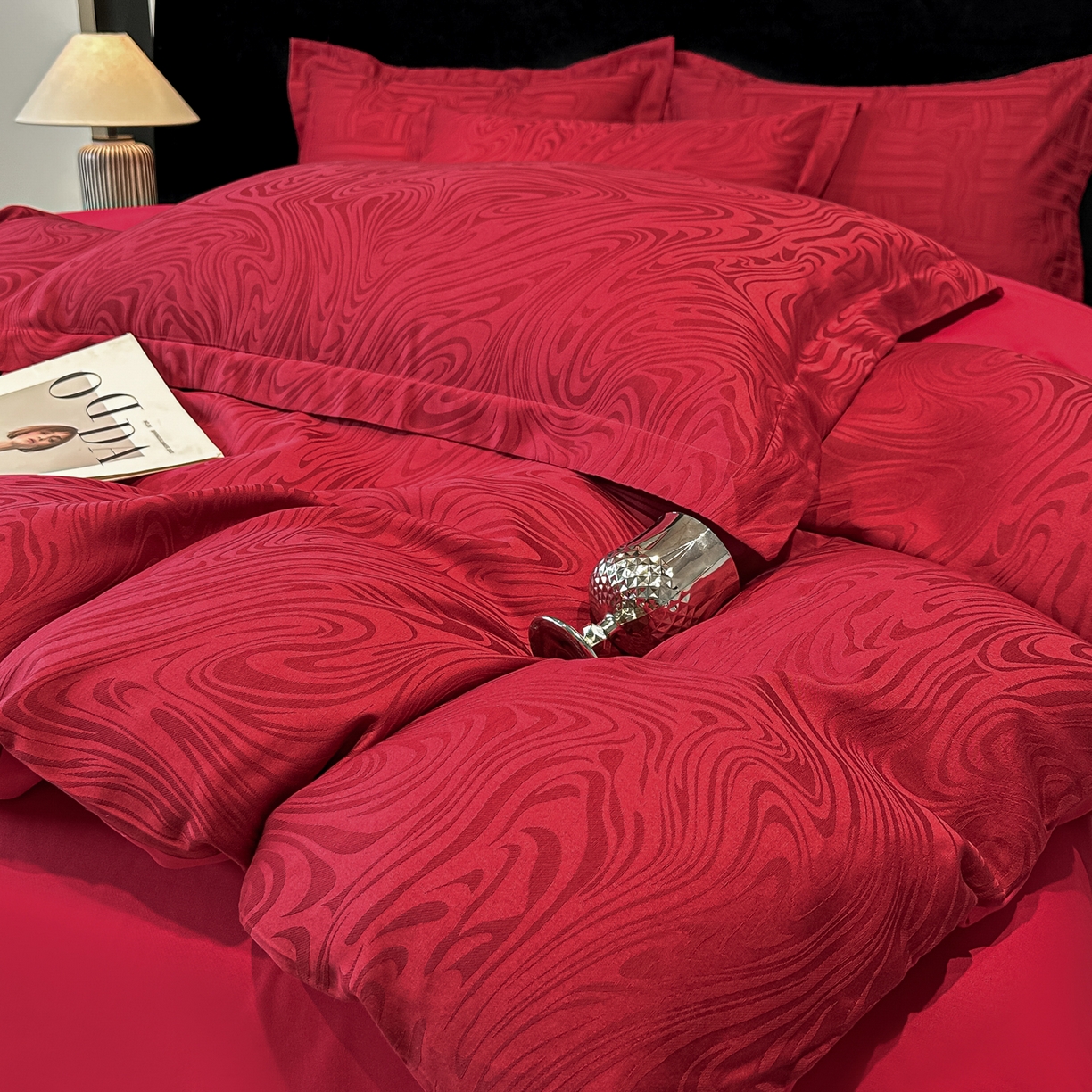 91家纺网 家纺一手货源 找家纺 宅家居 2026新款婚庆系列A类A版60支立体浮雕贡缎提花光泽绸缎感B版长绒棉纯棉四件套 凯迪娜-红