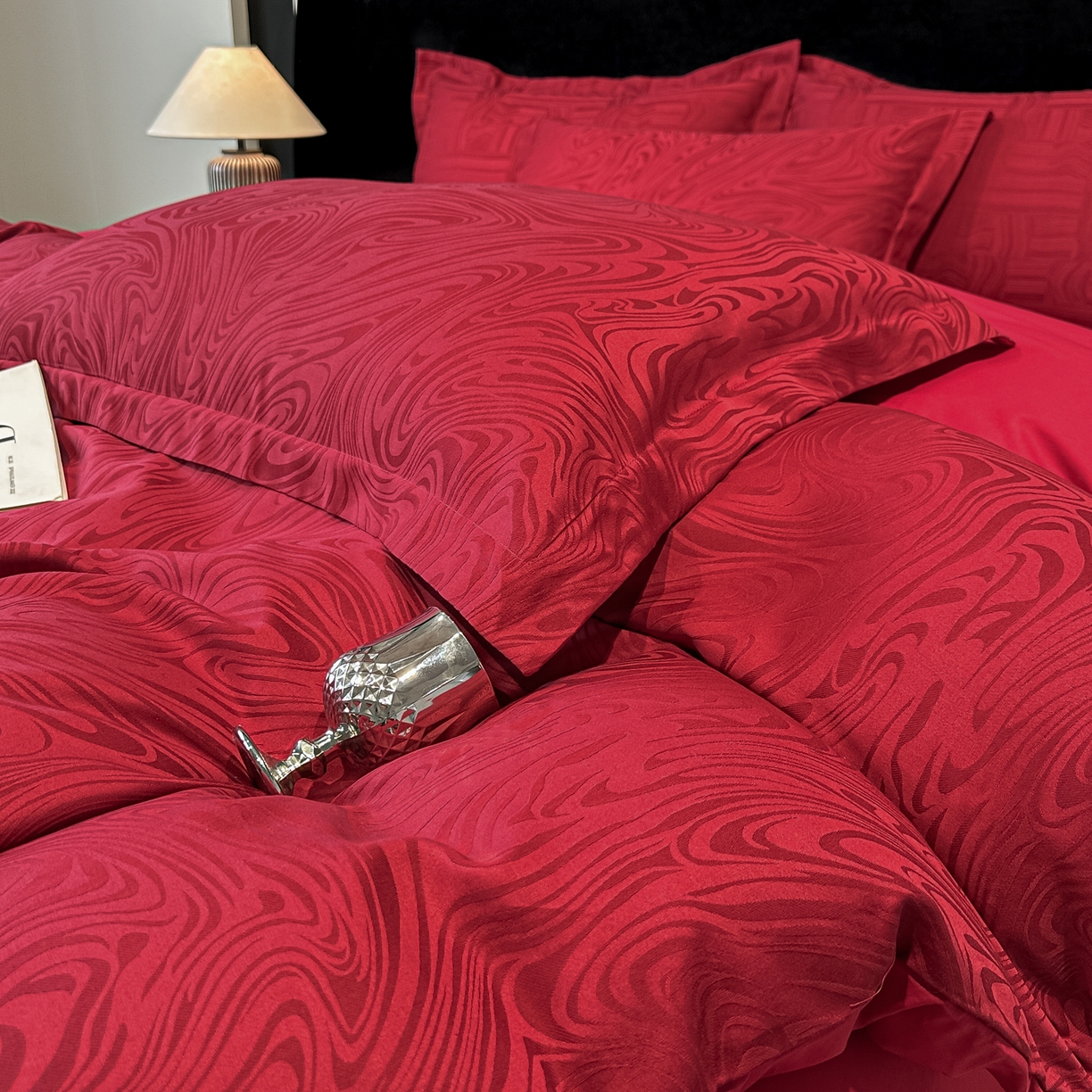 91家纺网 家纺一手货源 找家纺 宅家居 2026新款婚庆系列A类A版60支立体浮雕贡缎提花光泽绸缎感B版长绒棉纯棉四件套 凯迪娜-红