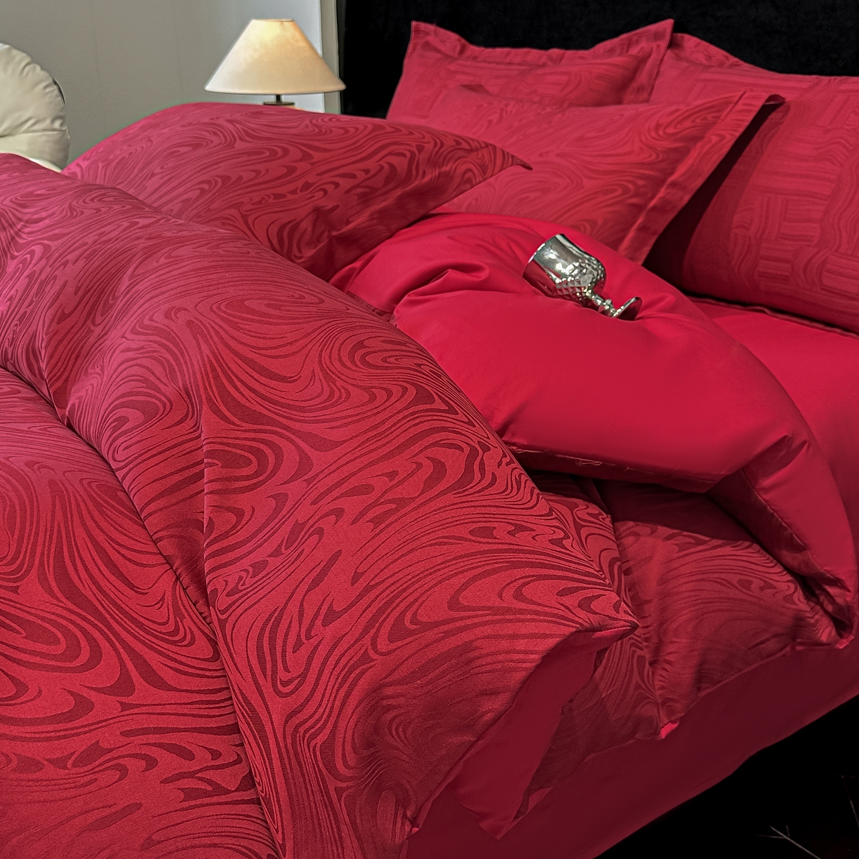 91家纺网 家纺一手货源 找家纺 宅家居 2026新款婚庆系列A类A版60支立体浮雕贡缎提花光泽绸缎感B版长绒棉纯棉四件套 凯迪娜-红