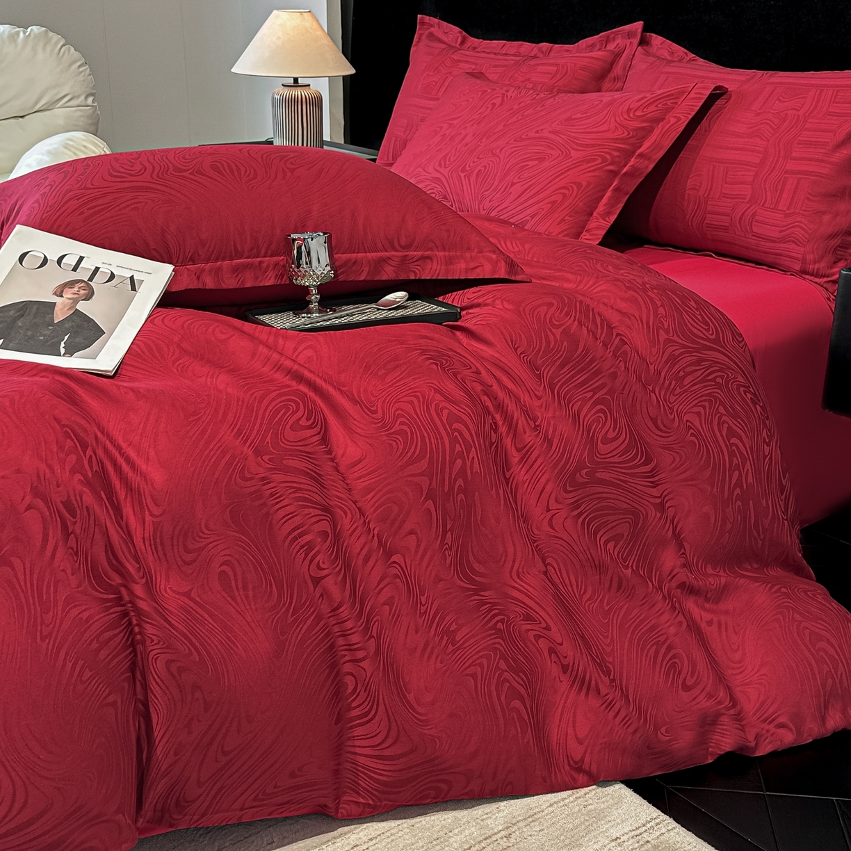 91家纺网 家纺一手货源 找家纺 宅家居 2026新款婚庆系列A类A版60支立体浮雕贡缎提花光泽绸缎感B版长绒棉纯棉四件套 凯迪娜-红