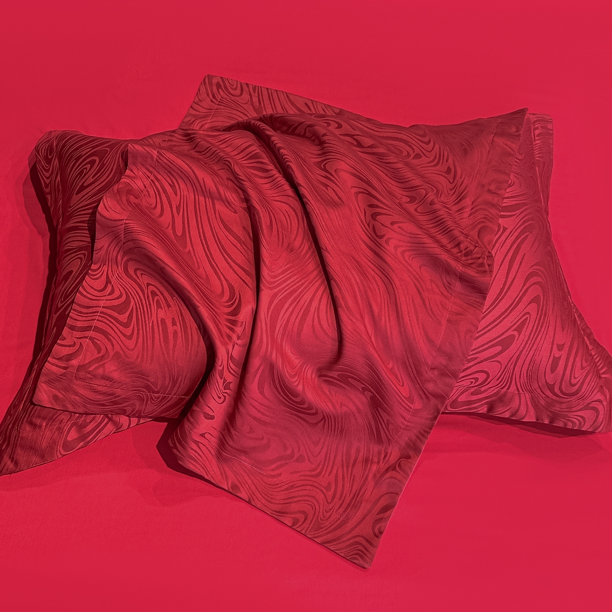 91家纺网 家纺一手货源 找家纺 宅家居 2026新款婚庆系列A类A版60支立体浮雕贡缎提花光泽绸缎感B版长绒棉纯棉四件套 凯迪娜-红