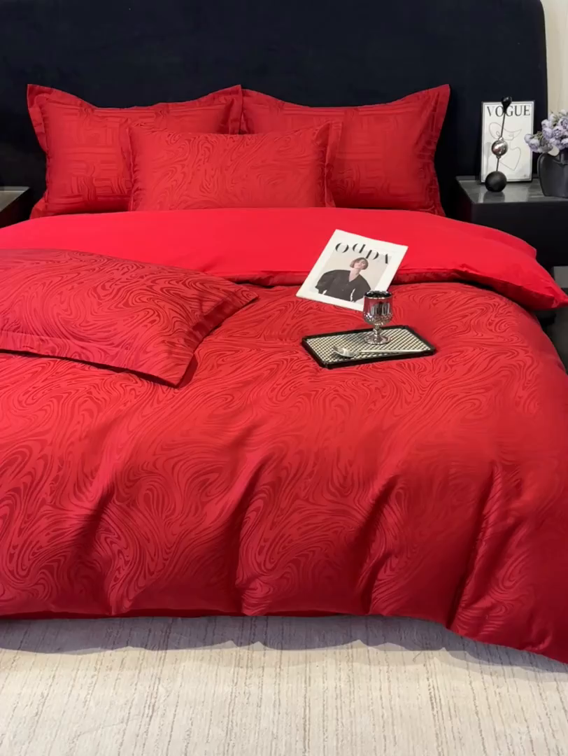 91家纺网 家纺一手货源 找家纺 宅家居 2026新款婚庆系列A类A版60支立体浮雕贡缎提花光泽绸缎感B版长绒棉纯棉四件套 凯迪娜-红