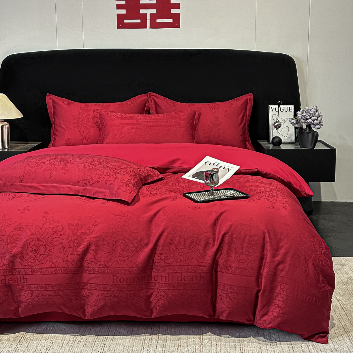 91家纺网 家纺一手货源 找家纺 宅家居 2026新款婚庆系列A类A版60支立体浮雕贡缎提花光泽绸缎感B版长绒棉纯棉四件套 恋曲花语-红