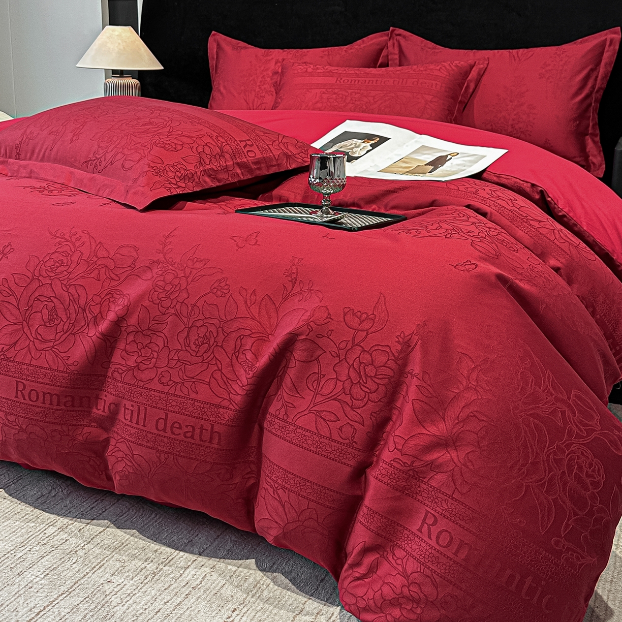 91家纺网 家纺一手货源 找家纺 宅家居 2026新款婚庆系列A类A版60支立体浮雕贡缎提花光泽绸缎感B版长绒棉纯棉四件套 恋曲花语-红