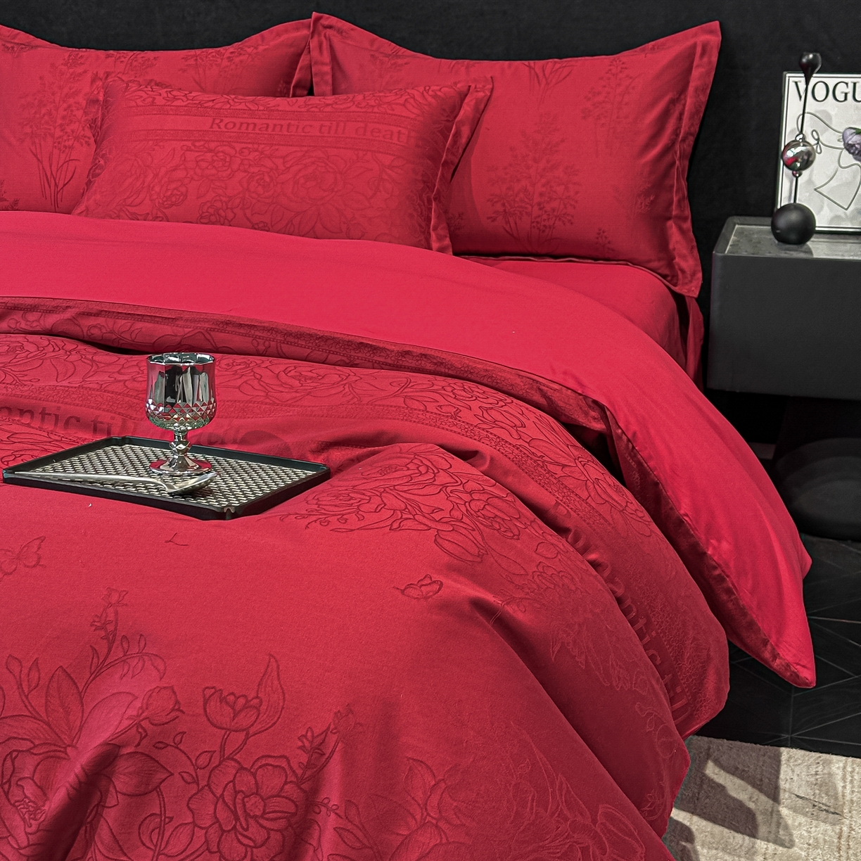91家纺网 家纺一手货源 找家纺 宅家居 2026新款婚庆系列A类A版60支立体浮雕贡缎提花光泽绸缎感B版长绒棉纯棉四件套 恋曲花语-红