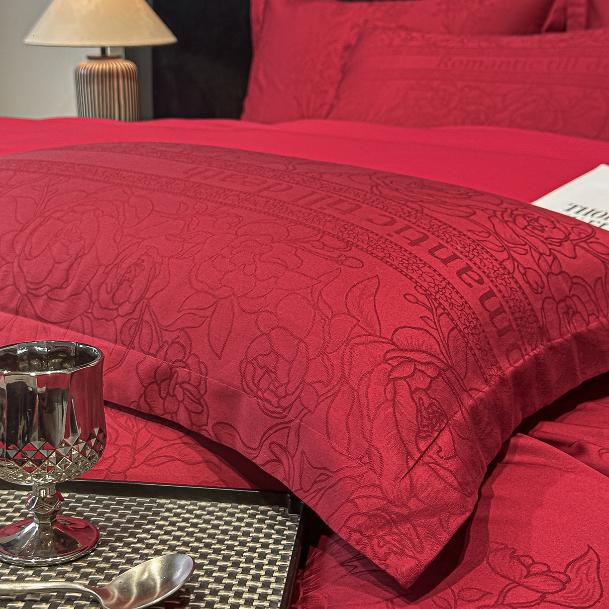 91家纺网 家纺一手货源 找家纺 宅家居 2026新款婚庆系列A类A版60支立体浮雕贡缎提花光泽绸缎感B版长绒棉纯棉四件套 恋曲花语-红