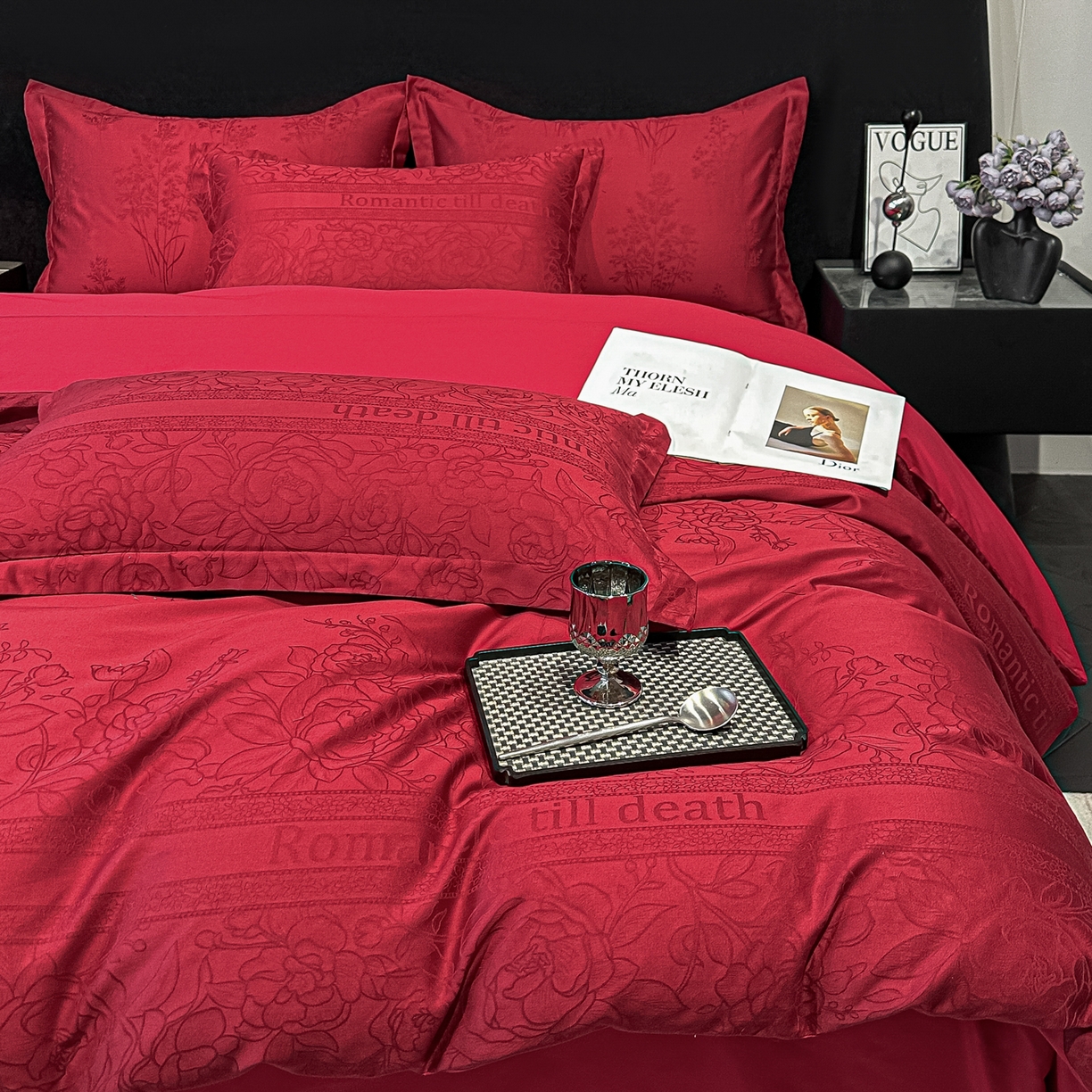 91家纺网 家纺一手货源 找家纺 宅家居 2026新款婚庆系列A类A版60支立体浮雕贡缎提花光泽绸缎感B版长绒棉纯棉四件套 恋曲花语-红