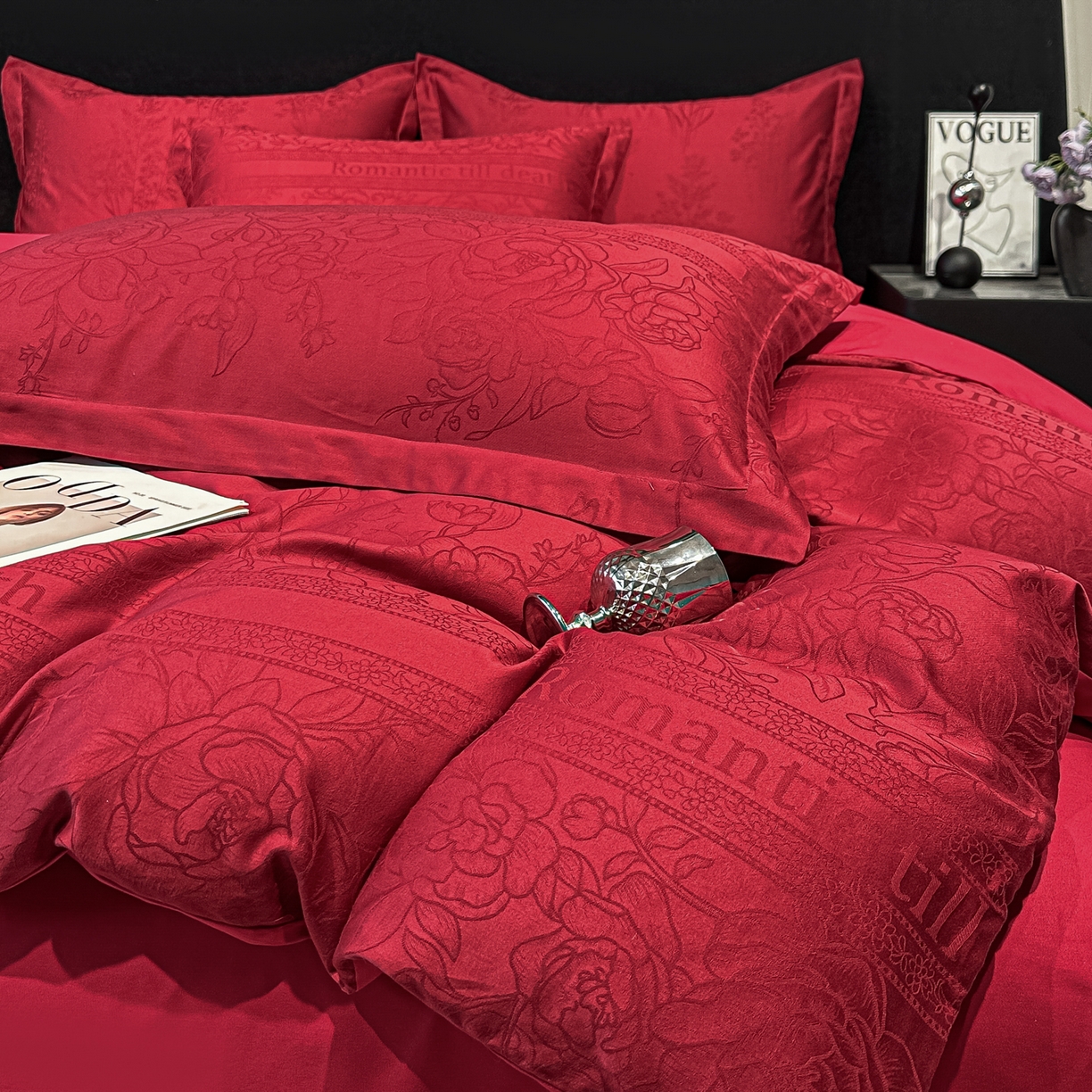 91家纺网 家纺一手货源 找家纺 宅家居 2026新款婚庆系列A类A版60支立体浮雕贡缎提花光泽绸缎感B版长绒棉纯棉四件套 恋曲花语-红