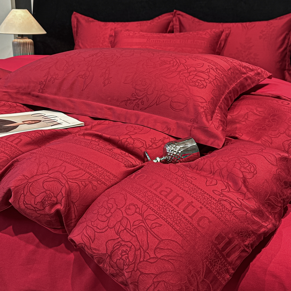 91家纺网 家纺一手货源 找家纺 宅家居 2026新款婚庆系列A类A版60支立体浮雕贡缎提花光泽绸缎感B版长绒棉纯棉四件套 恋曲花语-红