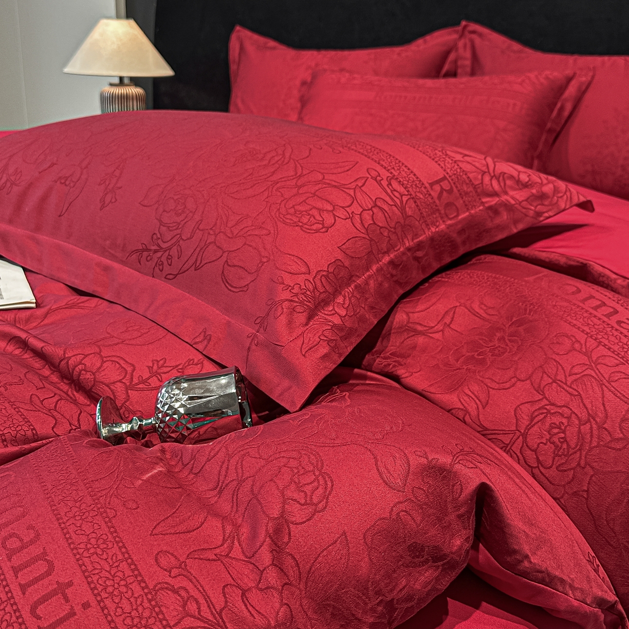 91家纺网 家纺一手货源 找家纺 宅家居 2026新款婚庆系列A类A版60支立体浮雕贡缎提花光泽绸缎感B版长绒棉纯棉四件套 恋曲花语-红