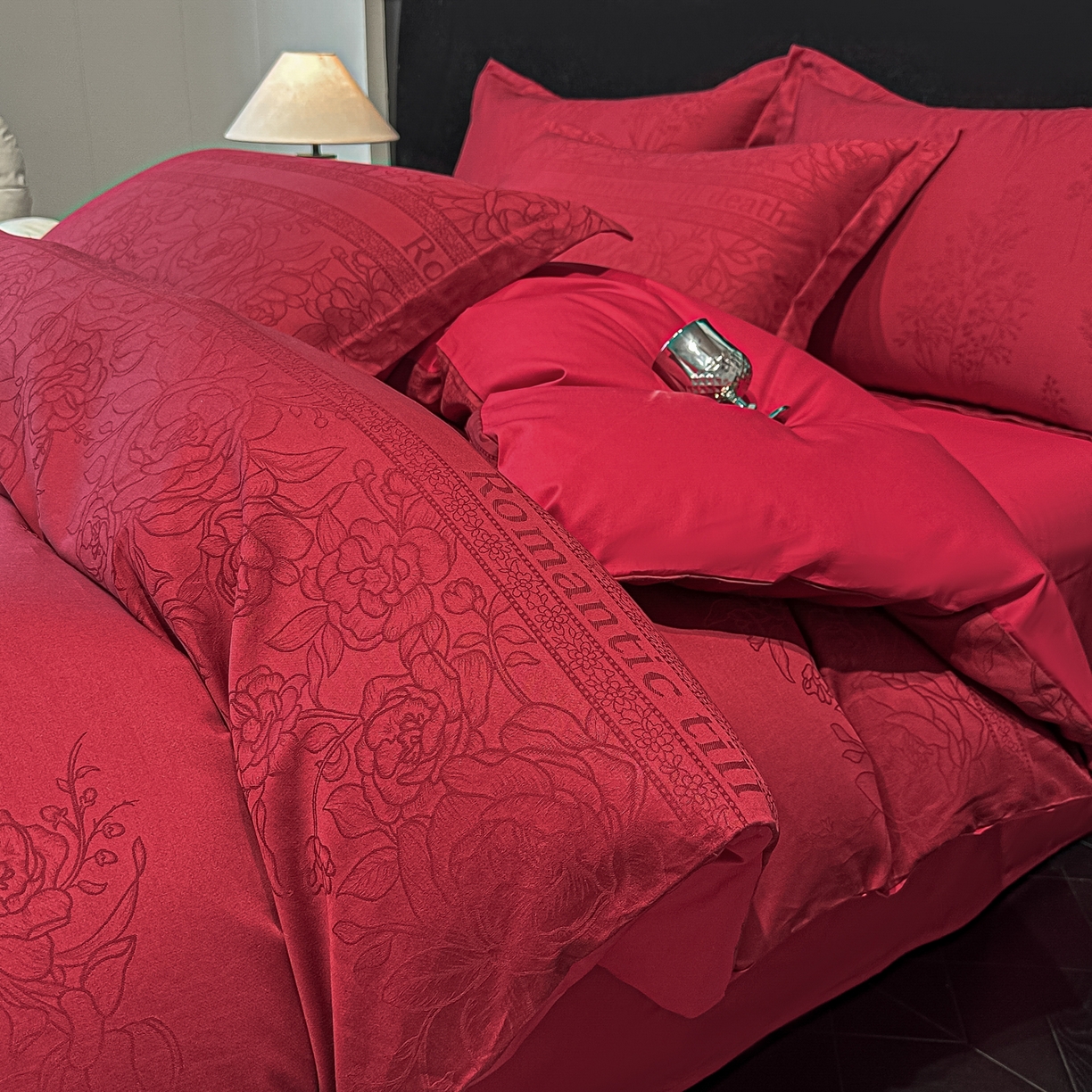 91家纺网 家纺一手货源 找家纺 宅家居 2026新款婚庆系列A类A版60支立体浮雕贡缎提花光泽绸缎感B版长绒棉纯棉四件套 恋曲花语-红
