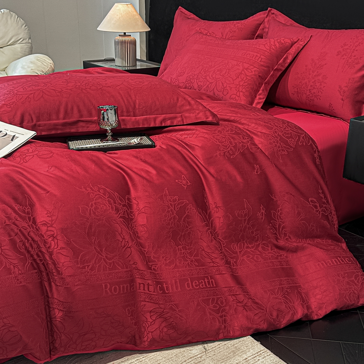 91家纺网 家纺一手货源 找家纺 宅家居 2026新款婚庆系列A类A版60支立体浮雕贡缎提花光泽绸缎感B版长绒棉纯棉四件套 恋曲花语-红